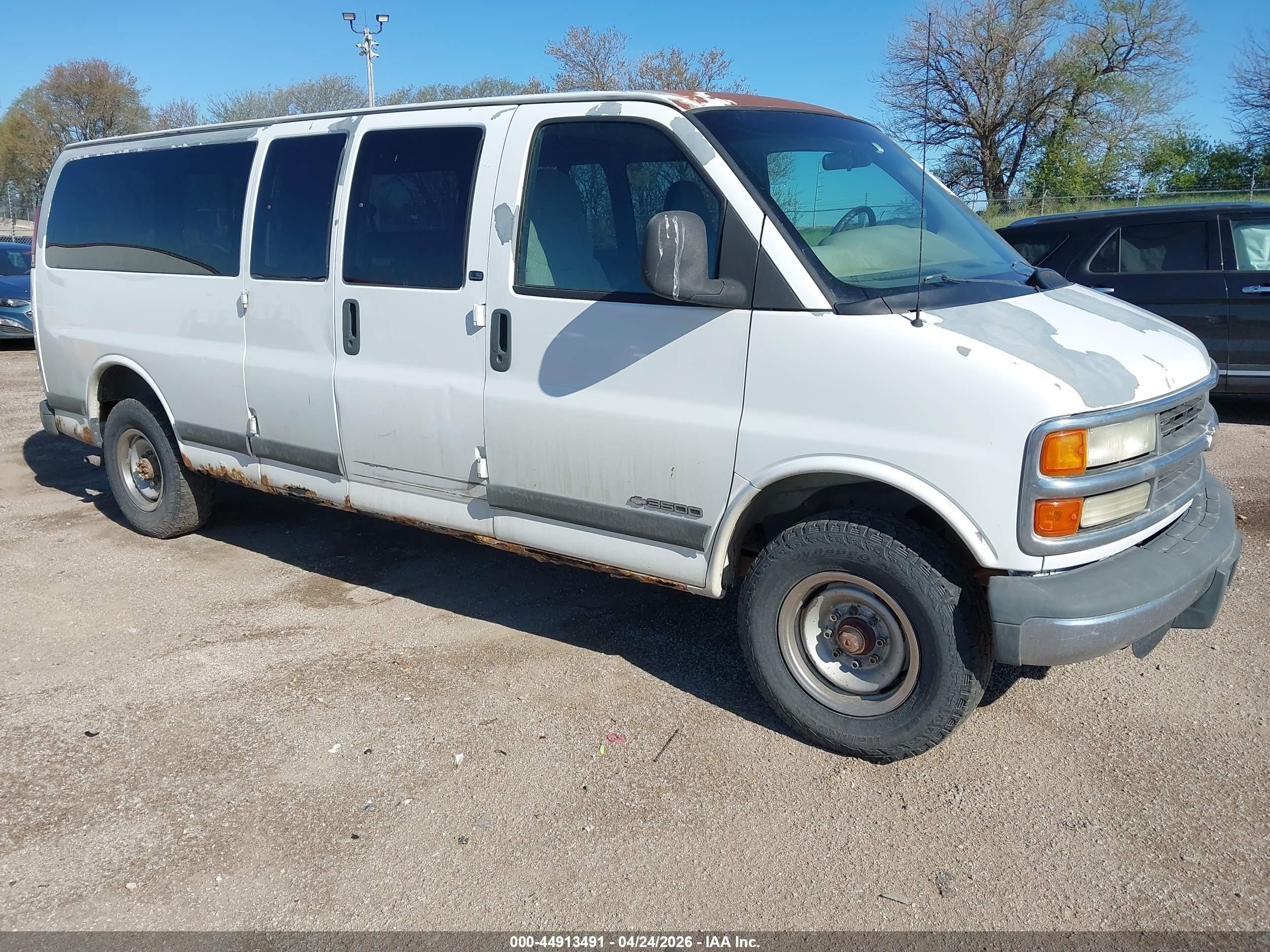 2001 Chevrolet Express, VIN 1GAHG39R611215551 — Normal wear