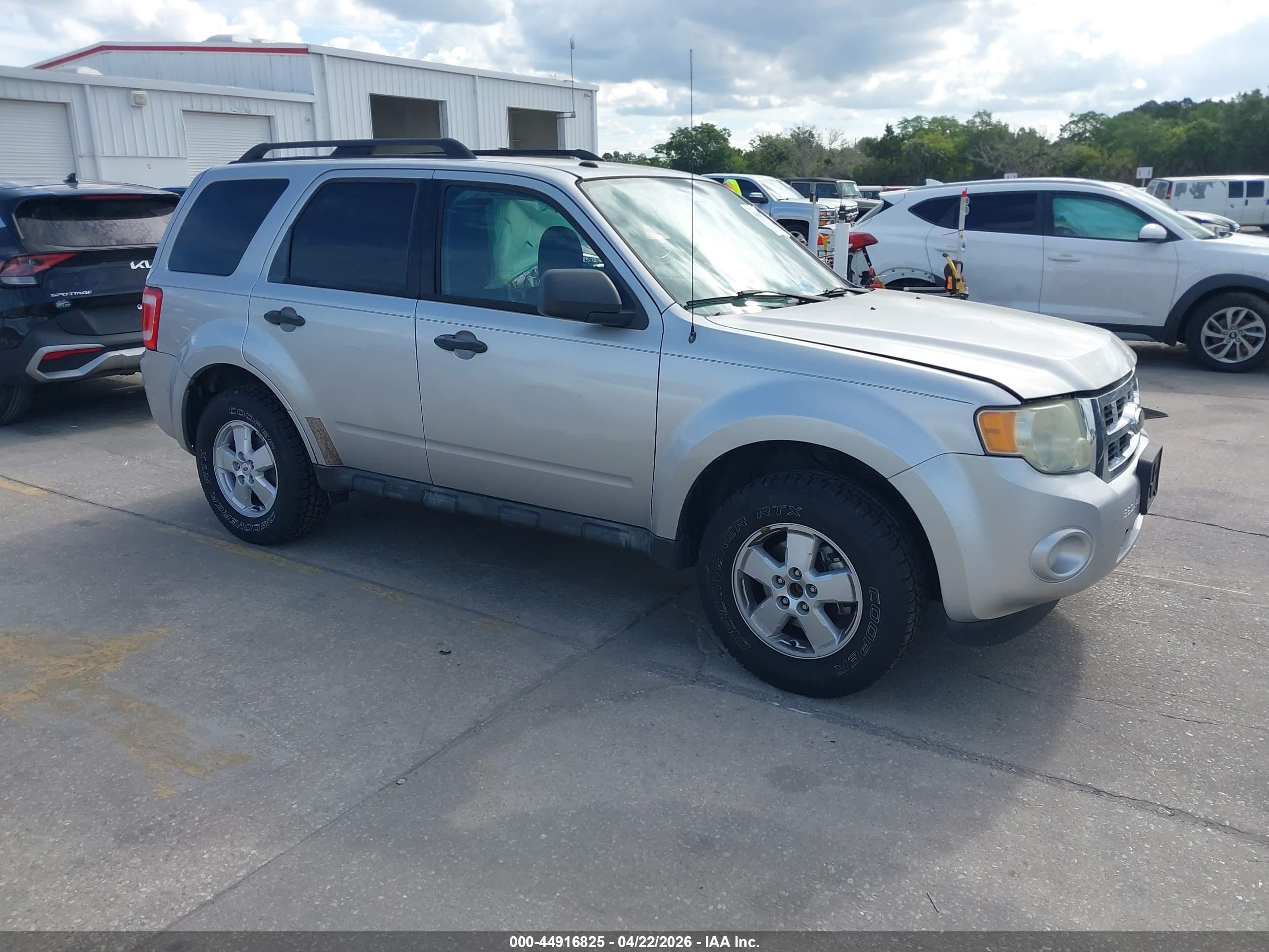 2010 Ford Escape XLT, VIN 1FMCU9DG8AKC14197 — Side