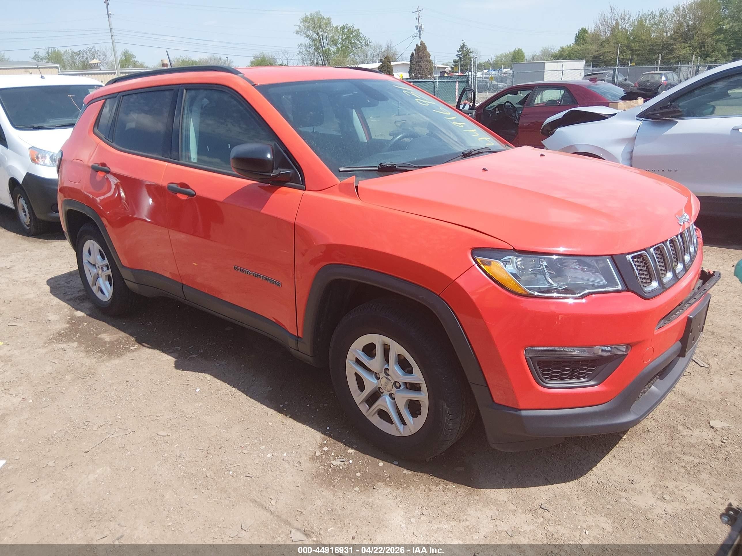 2018 Jeep Compass Sport, VIN 3C4NJCABXJT211263 — Front end