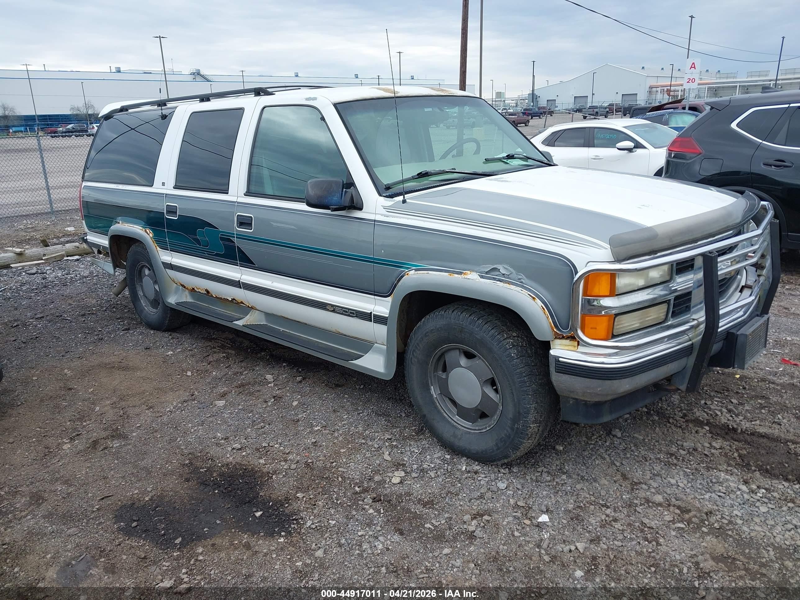1997 Chevrolet Suburban, VIN 1GBFK16R0VJ302913 — Normal wear