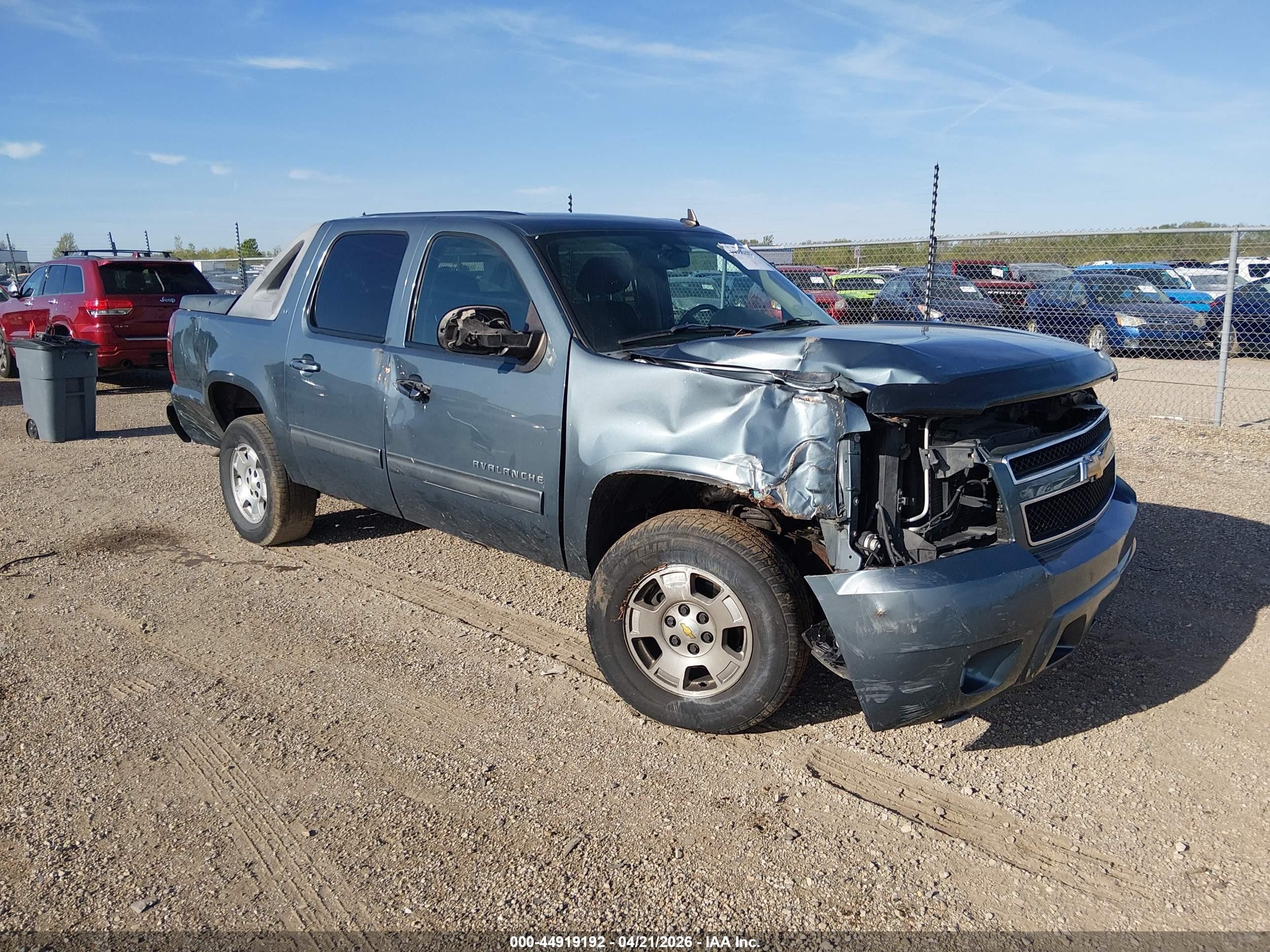 2011 Chevrolet Avalanche LT, VIN 3GNTKFE35BG382237 — Side