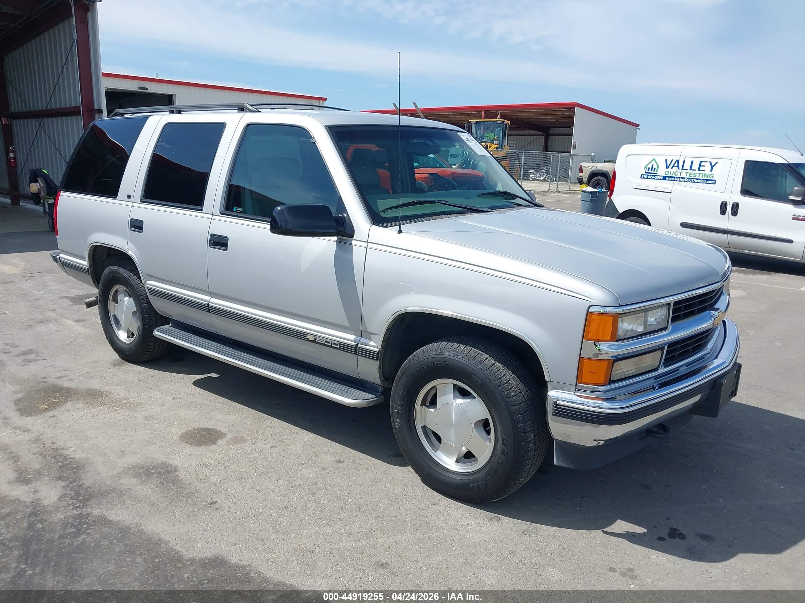 1997 Chevrolet Tahoe, VIN 1GNEK13RXVJ301528 — Перед