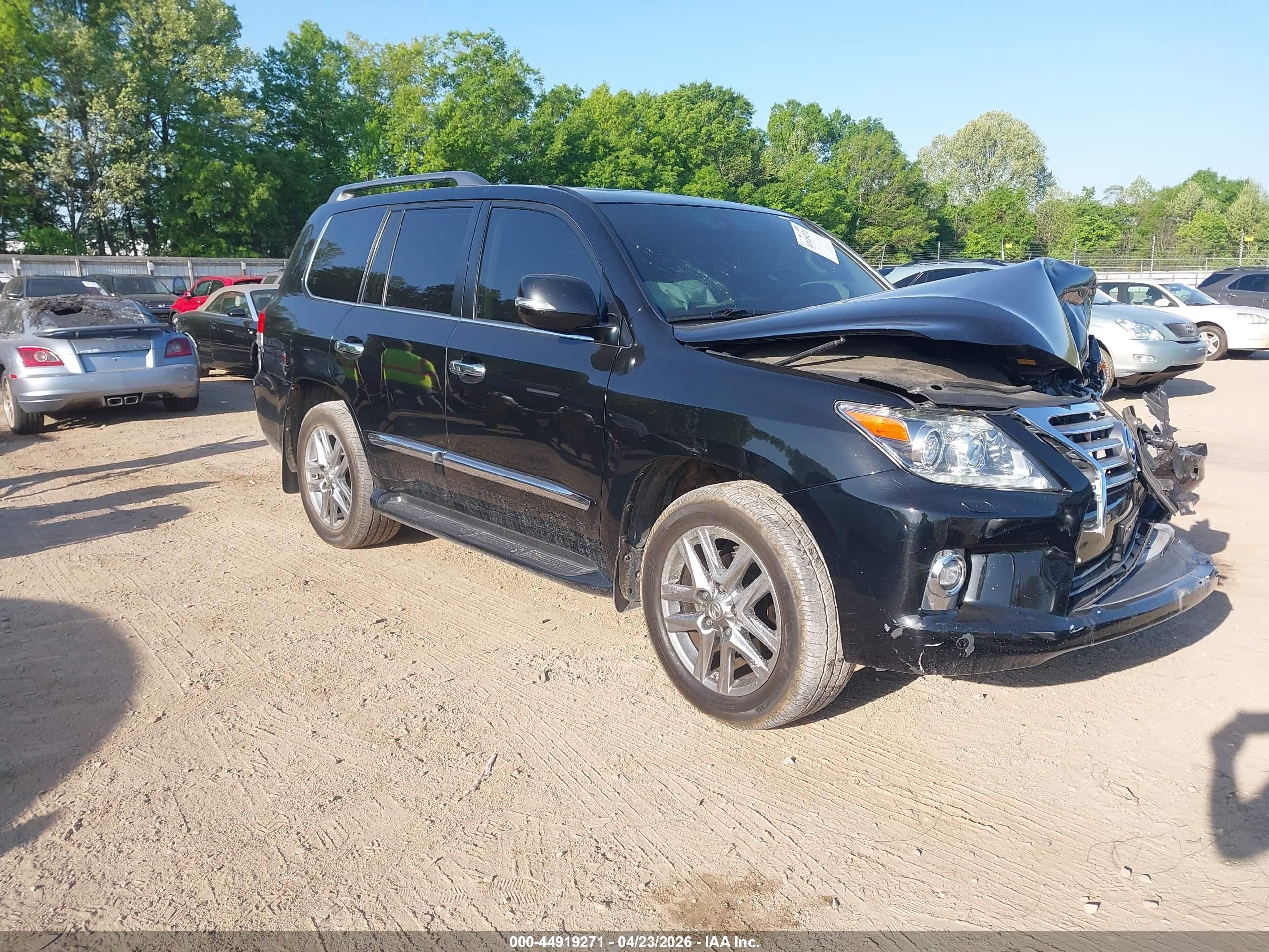 2014 Lexus LX 570, VIN JTJHY7AX7E4161541 — Front end