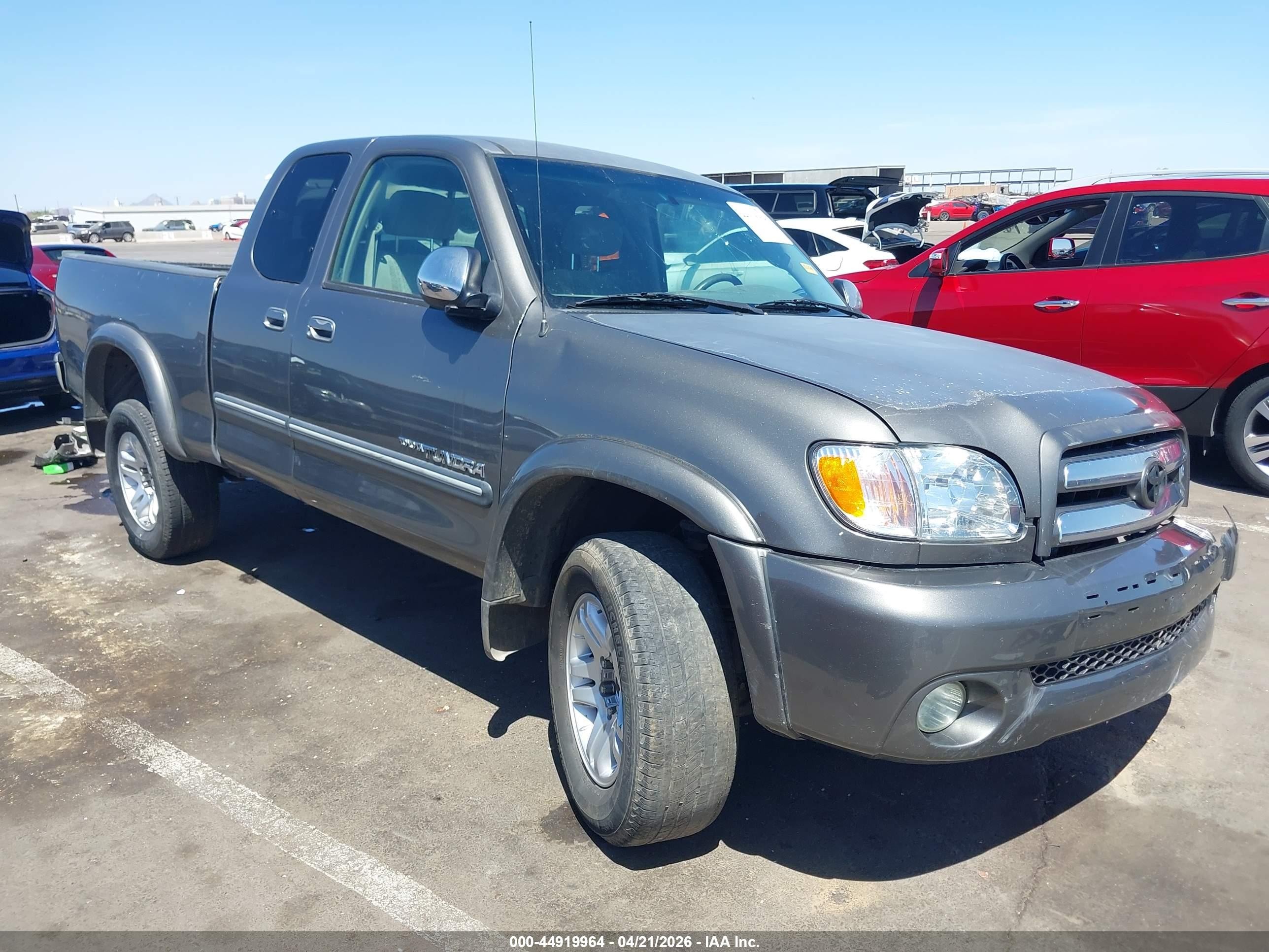 2004 Toyota Tundra SR5, VIN 5TBRT34174S447908 — Перед