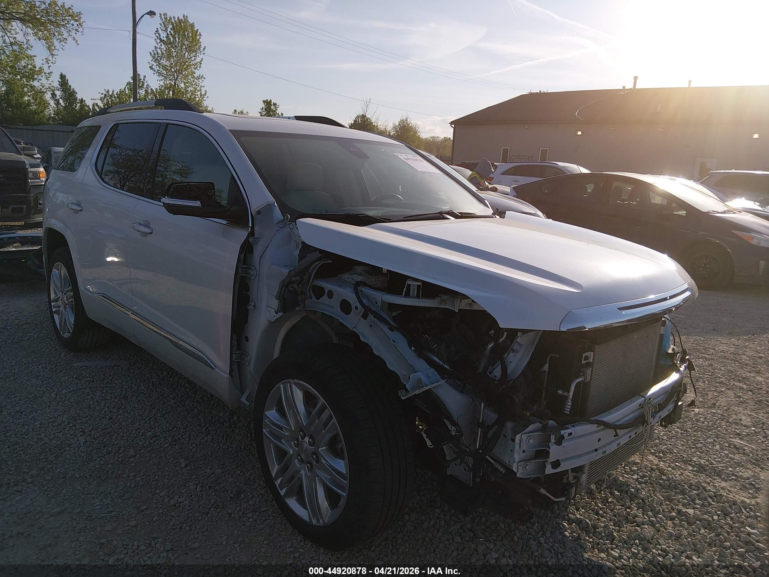 2022 GMC Acadia Denali, VIN 1GKKNXLS8NZ130051 — Перед