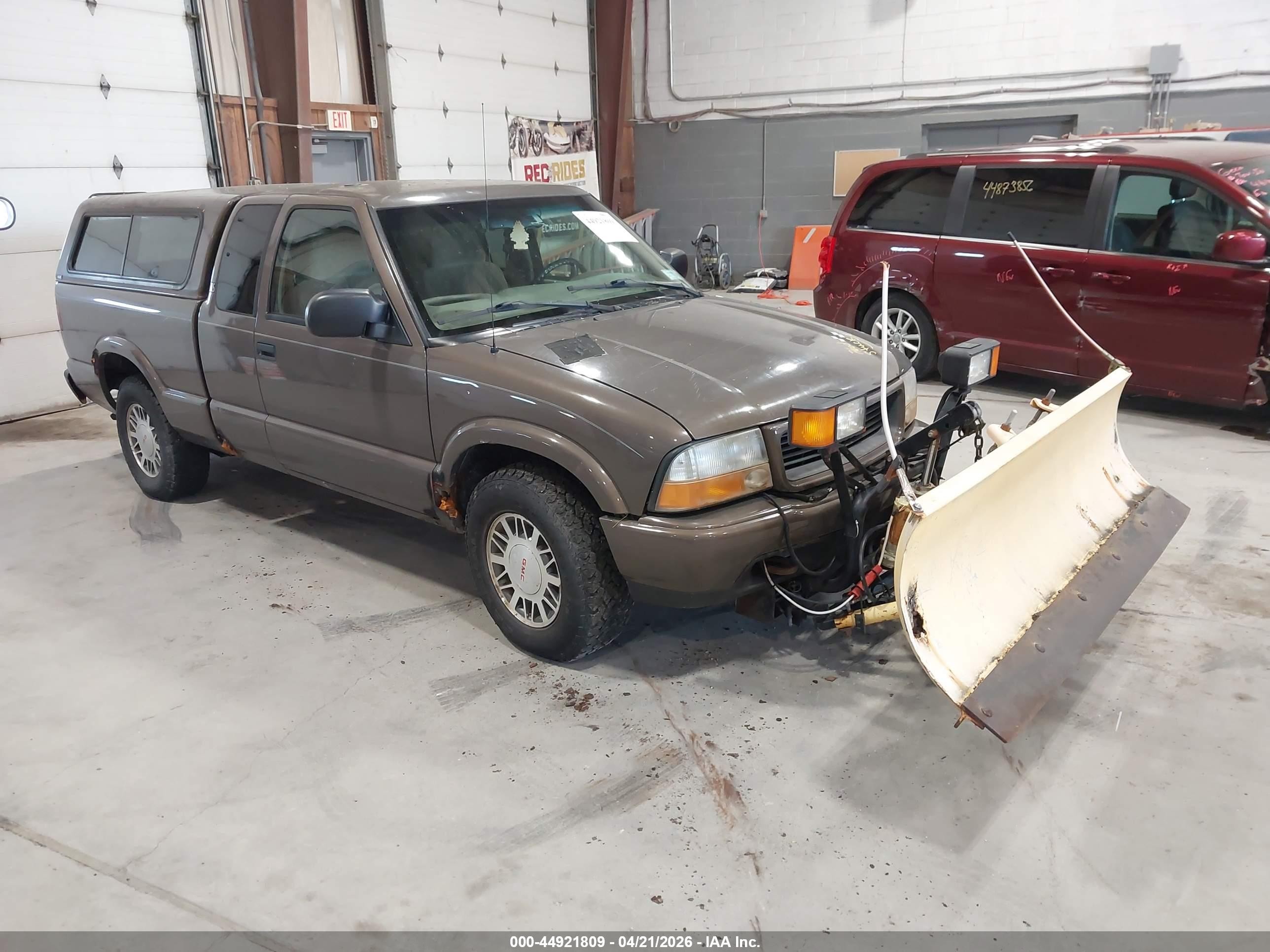 2000 GMC Sonoma SLS 1SH, VIN 1GTDT19W6Y8136992 — Normal wear