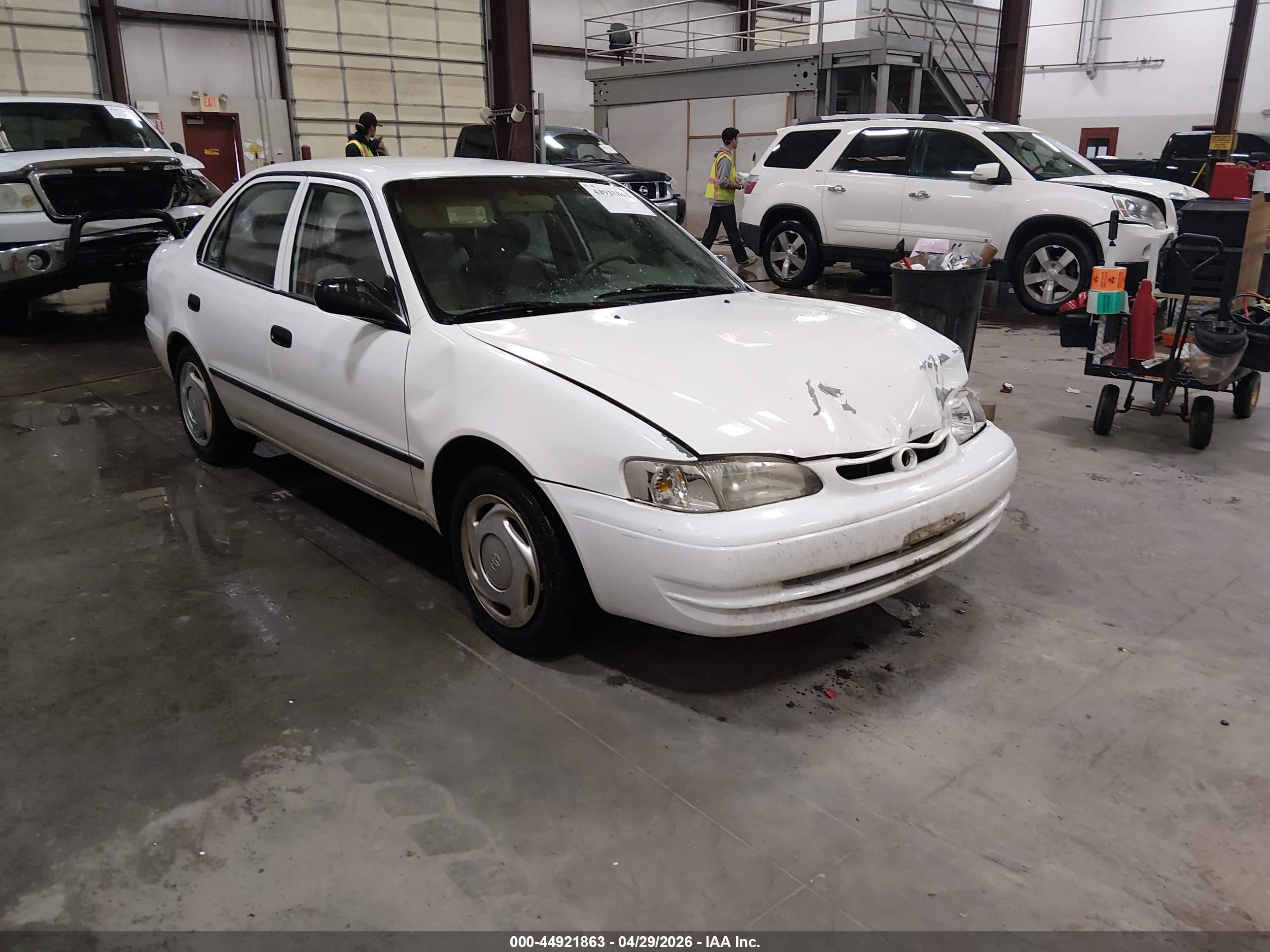 2000 Toyota Corolla CE, VIN 1NXBR12E8YZ400014 — Front end