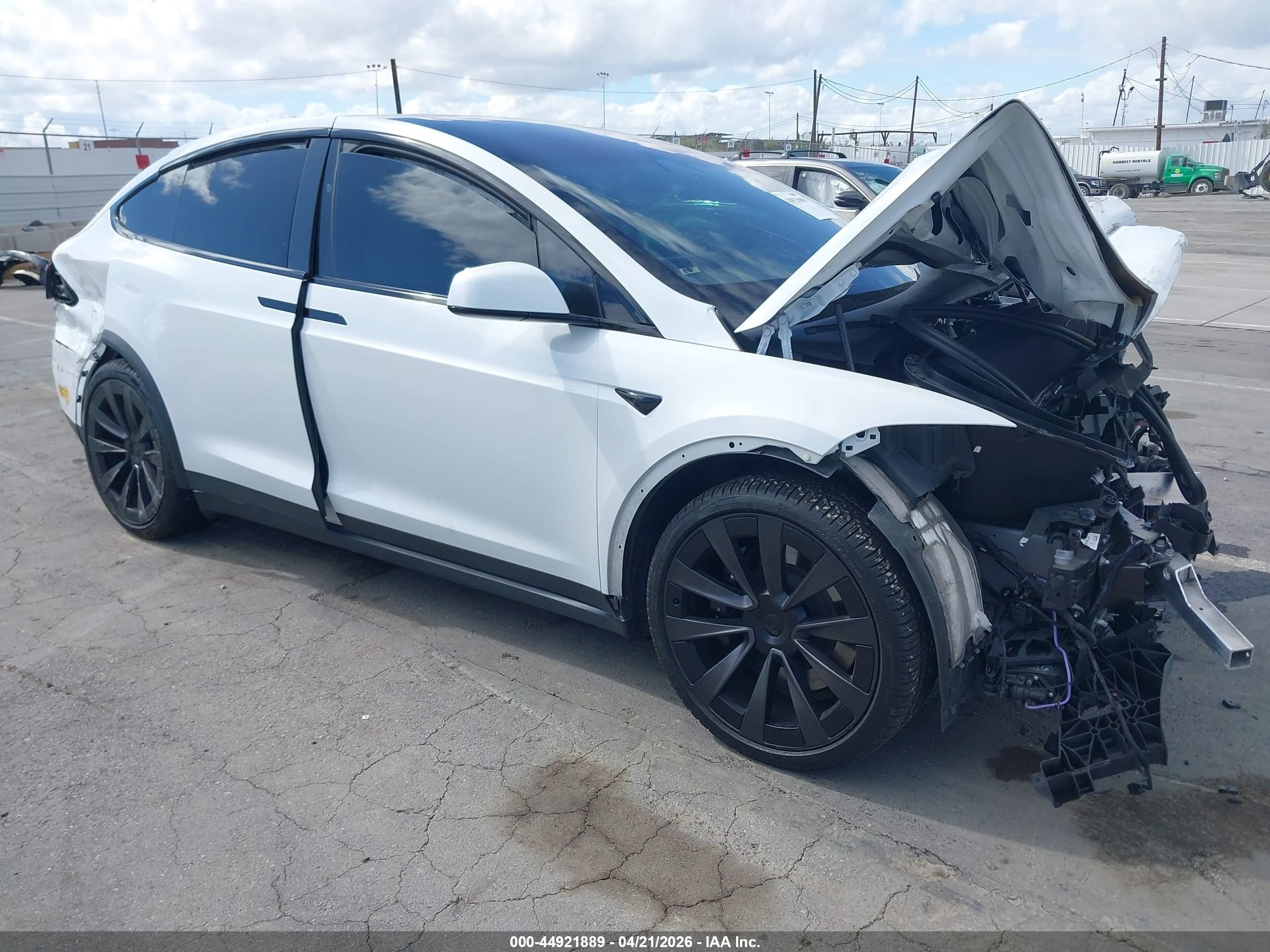 2022 Tesla Model X, VIN 7SAXCBE56NF336463 — Перед