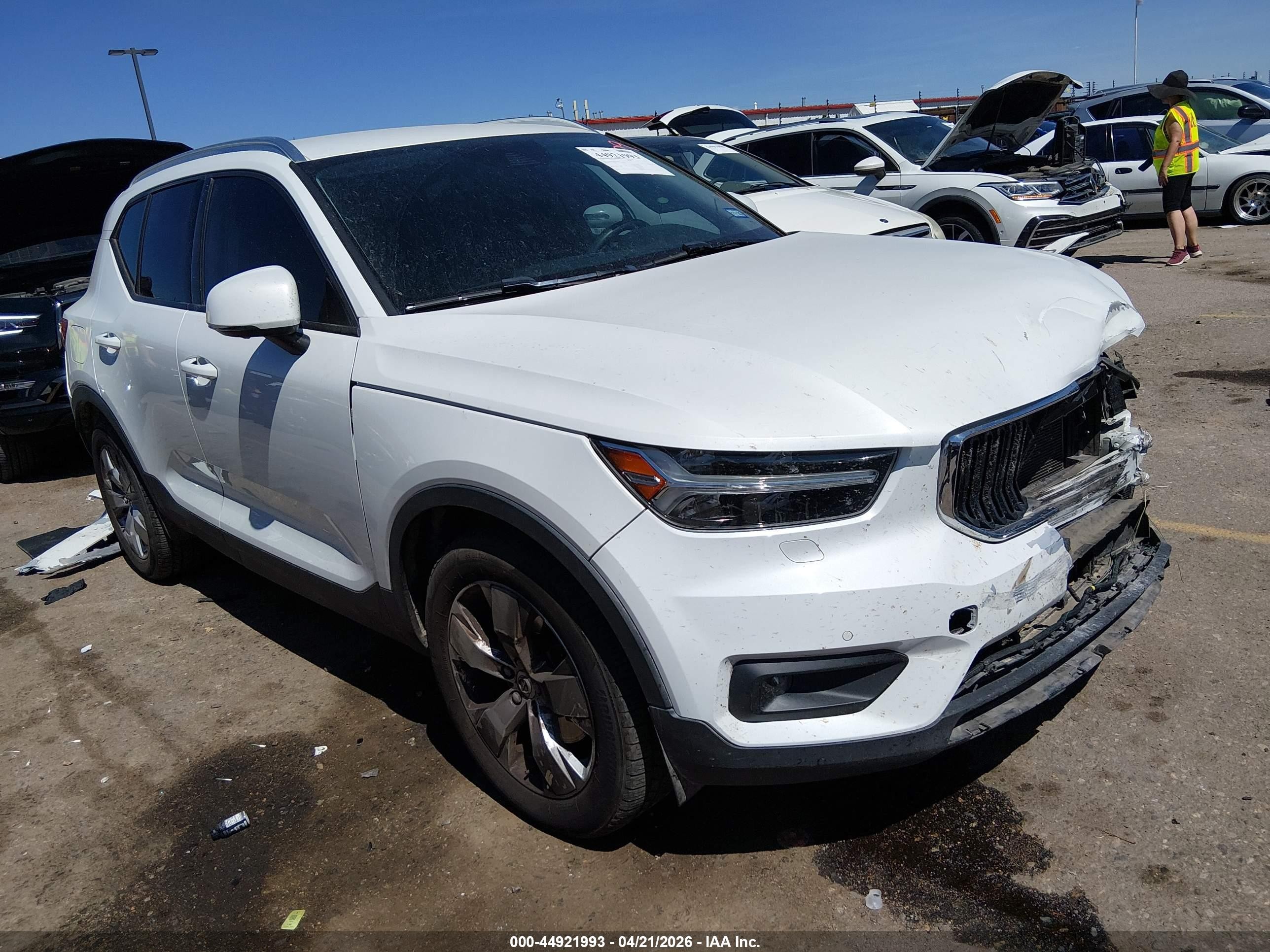 2021 Volvo XC40 Momentum, VIN YV4162UKXM2576910 — Front end