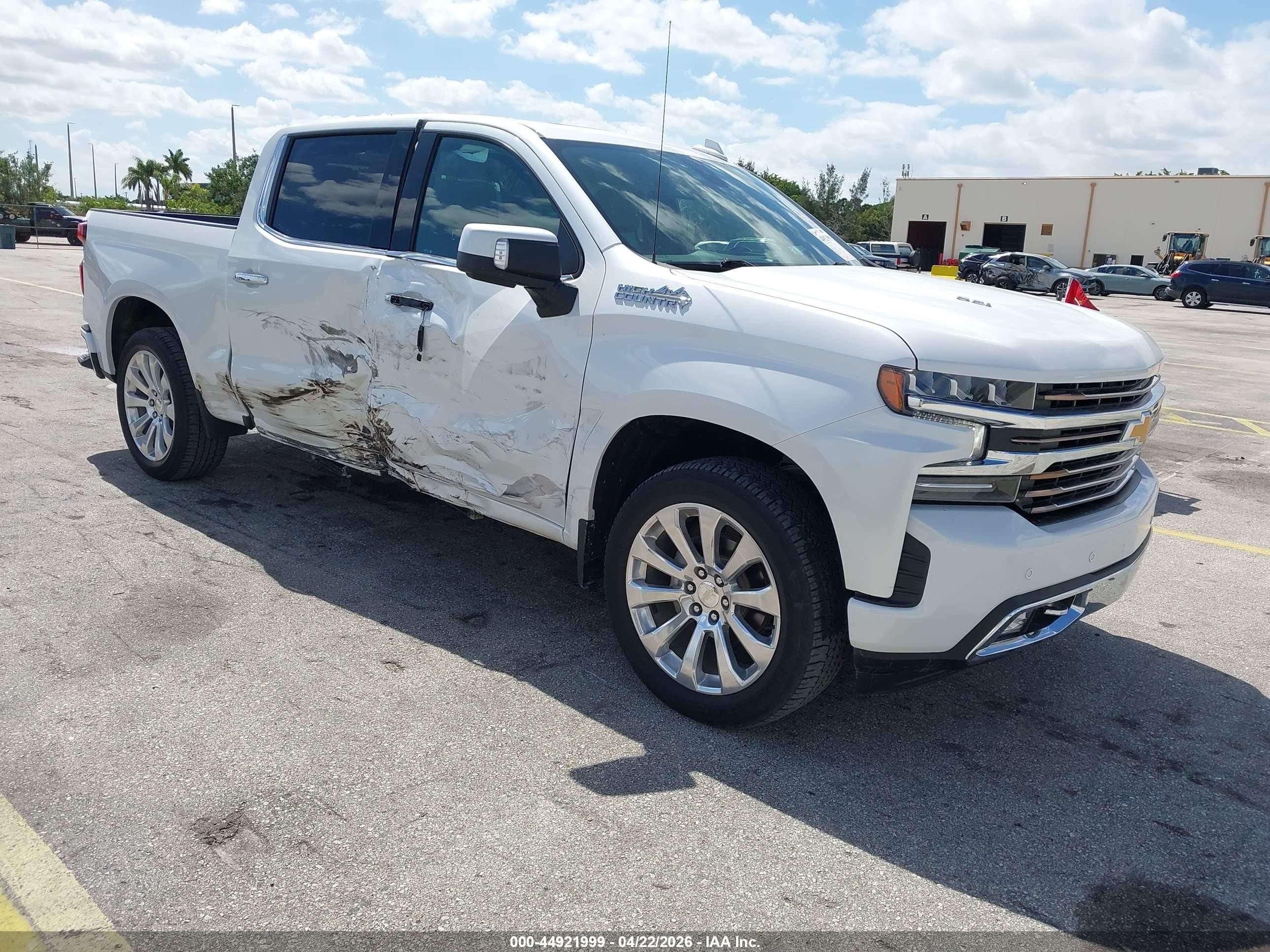 2022 Chevrolet Silverado 1500 High Country, VIN 1GCUYHEL8NZ178916 — Side