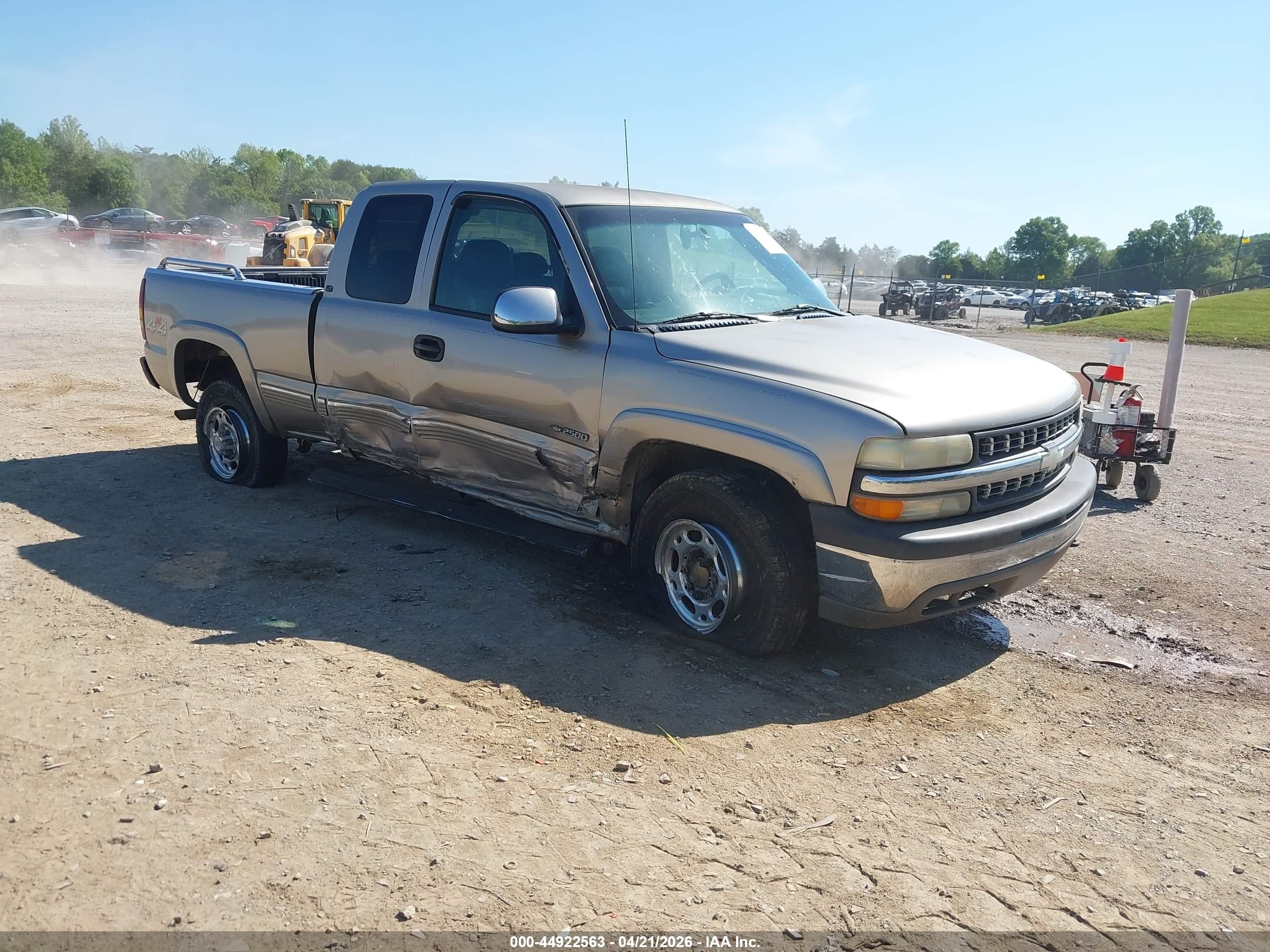 2000 Chevrolet Silverado 2500 LT, VIN 1GCGK29U4YE173299 — Side