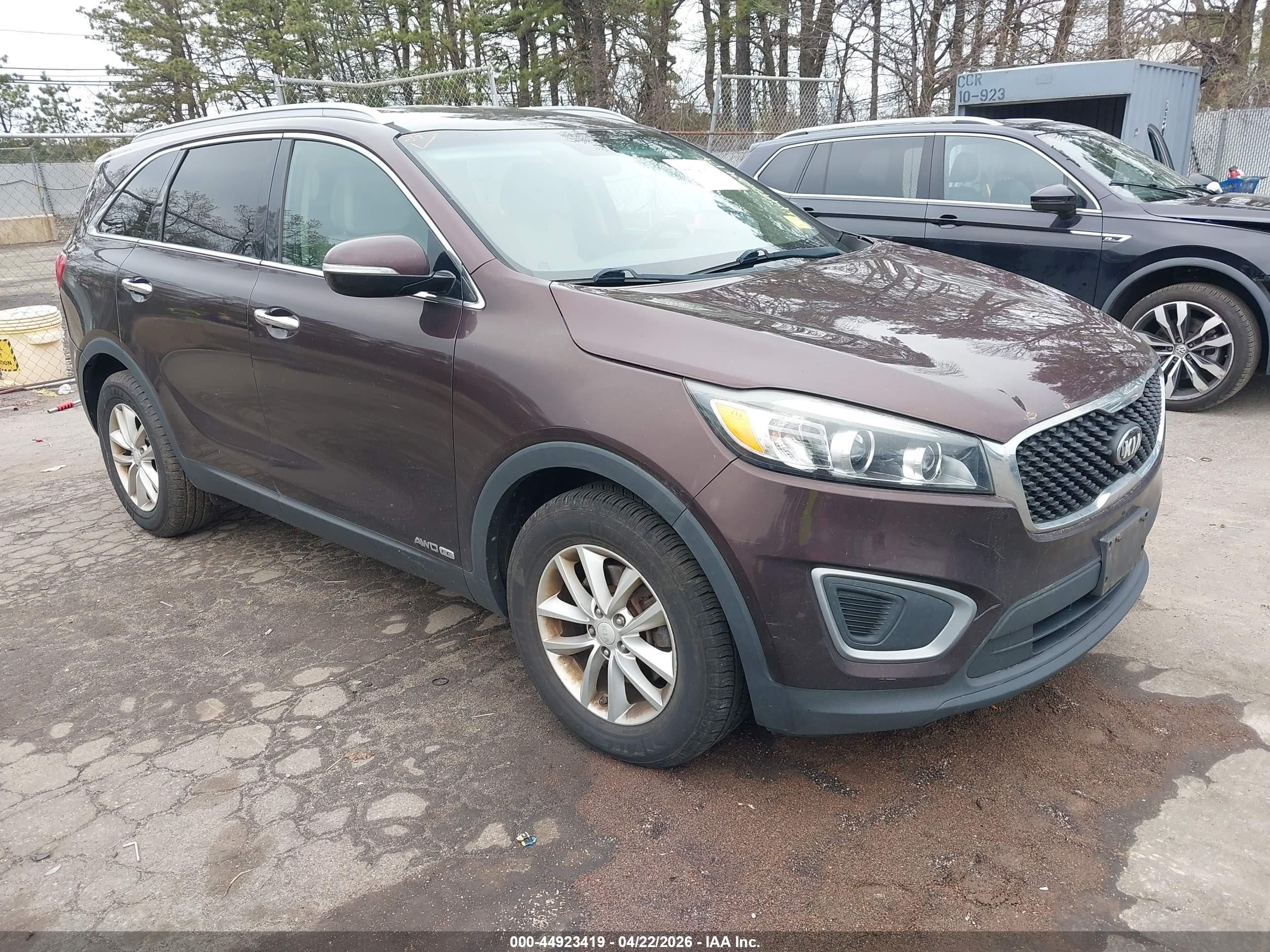 2016 Kia Sorento LX, VIN 5XYPGDA50GG038103 — Side