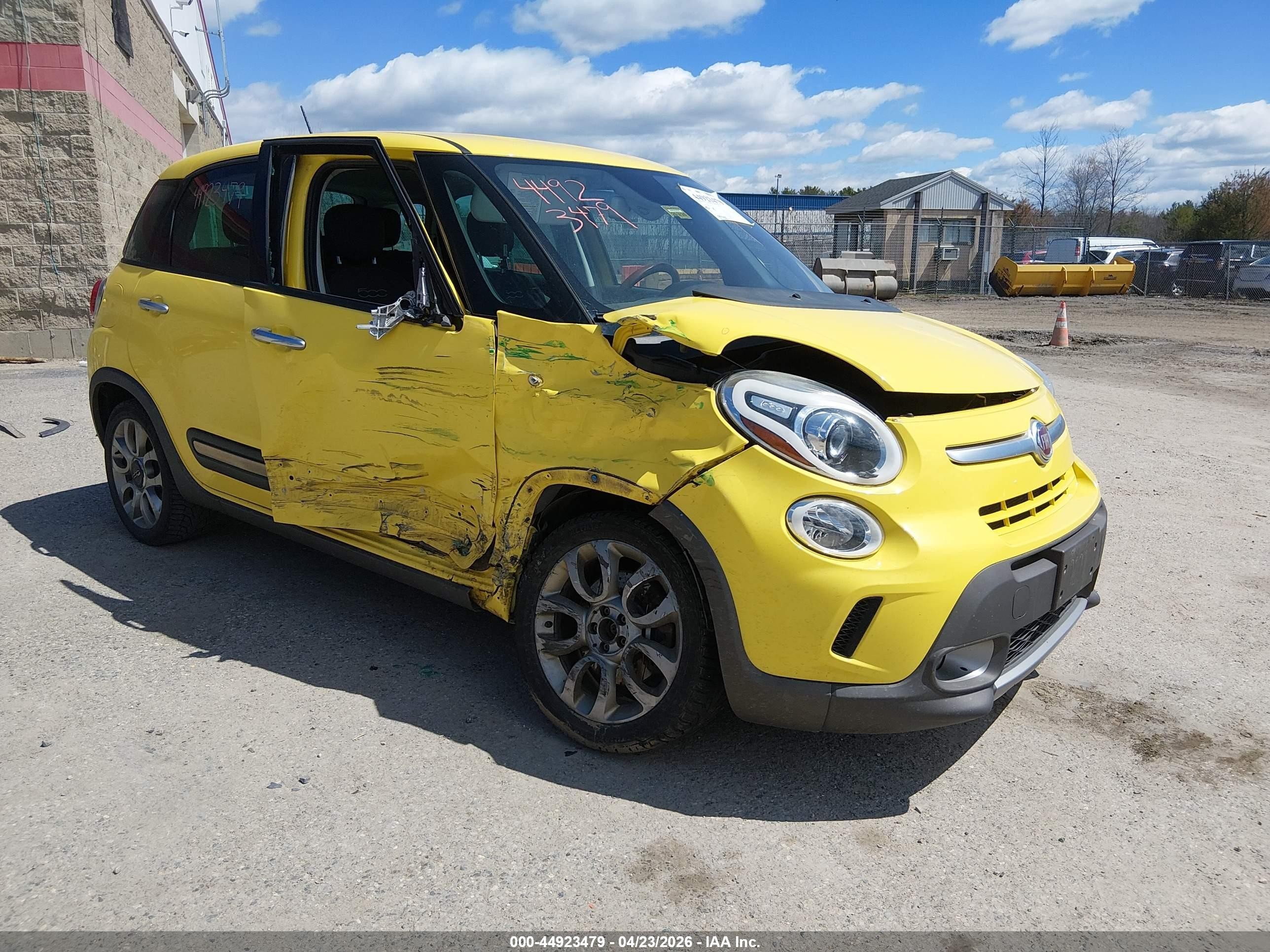 2014 FIAT 500L Trekking, VIN ZFBCFADH5EZ028951 — Side