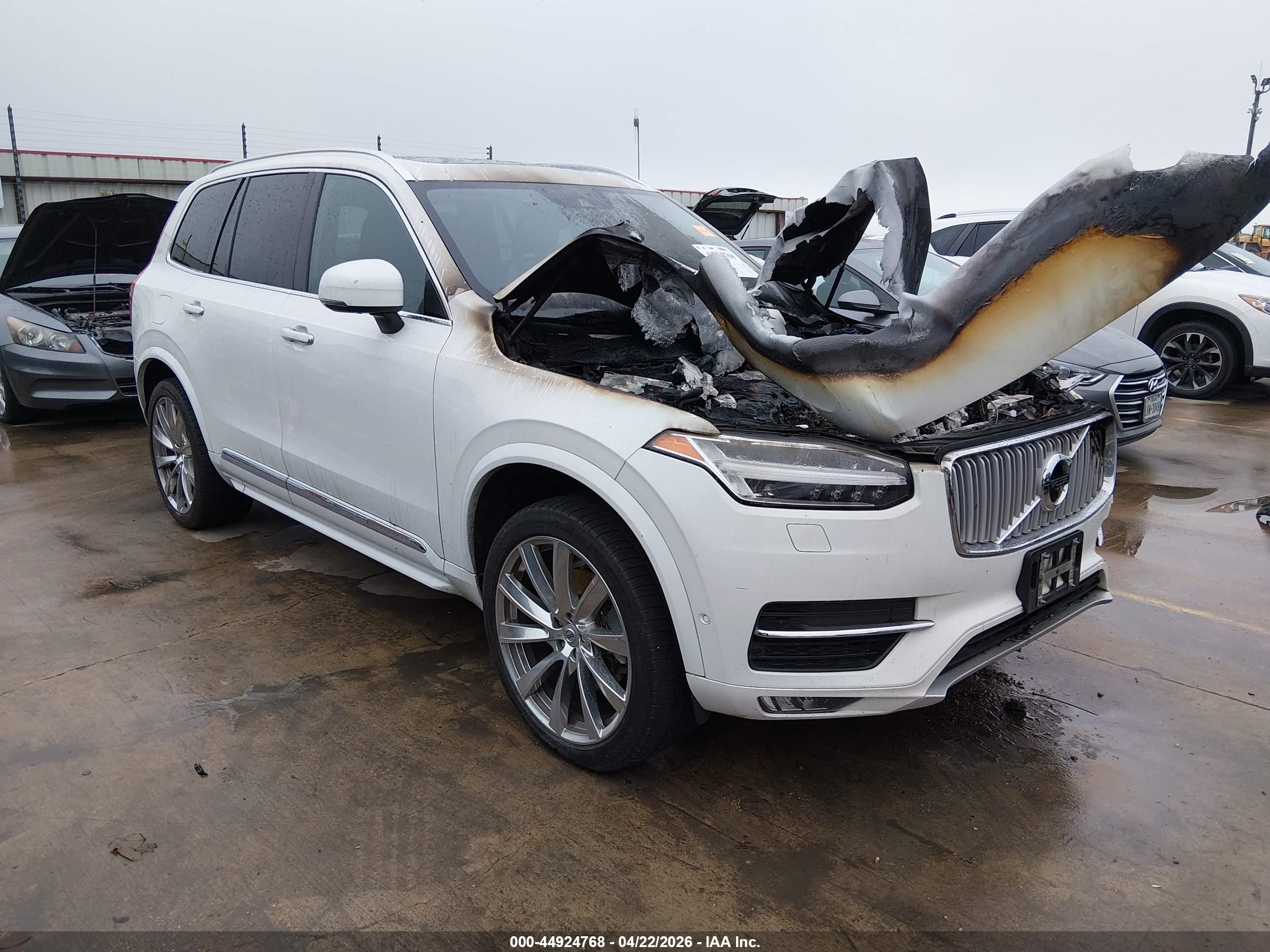2016 Volvo XC90 T6 Inscription, VIN YV4A22PL3G1024305 — Пожар в моторном отсеке