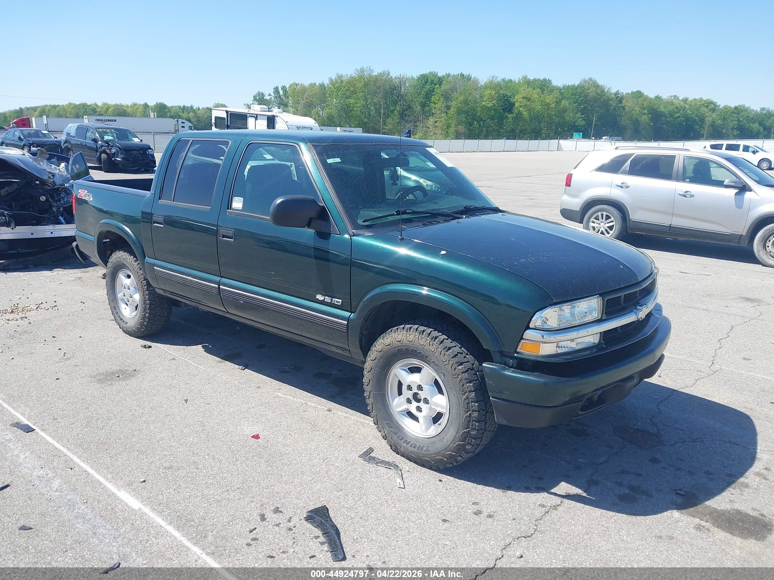 2004 Chevrolet S-10 LS, VIN 1GCDT13X44K116187 — Side