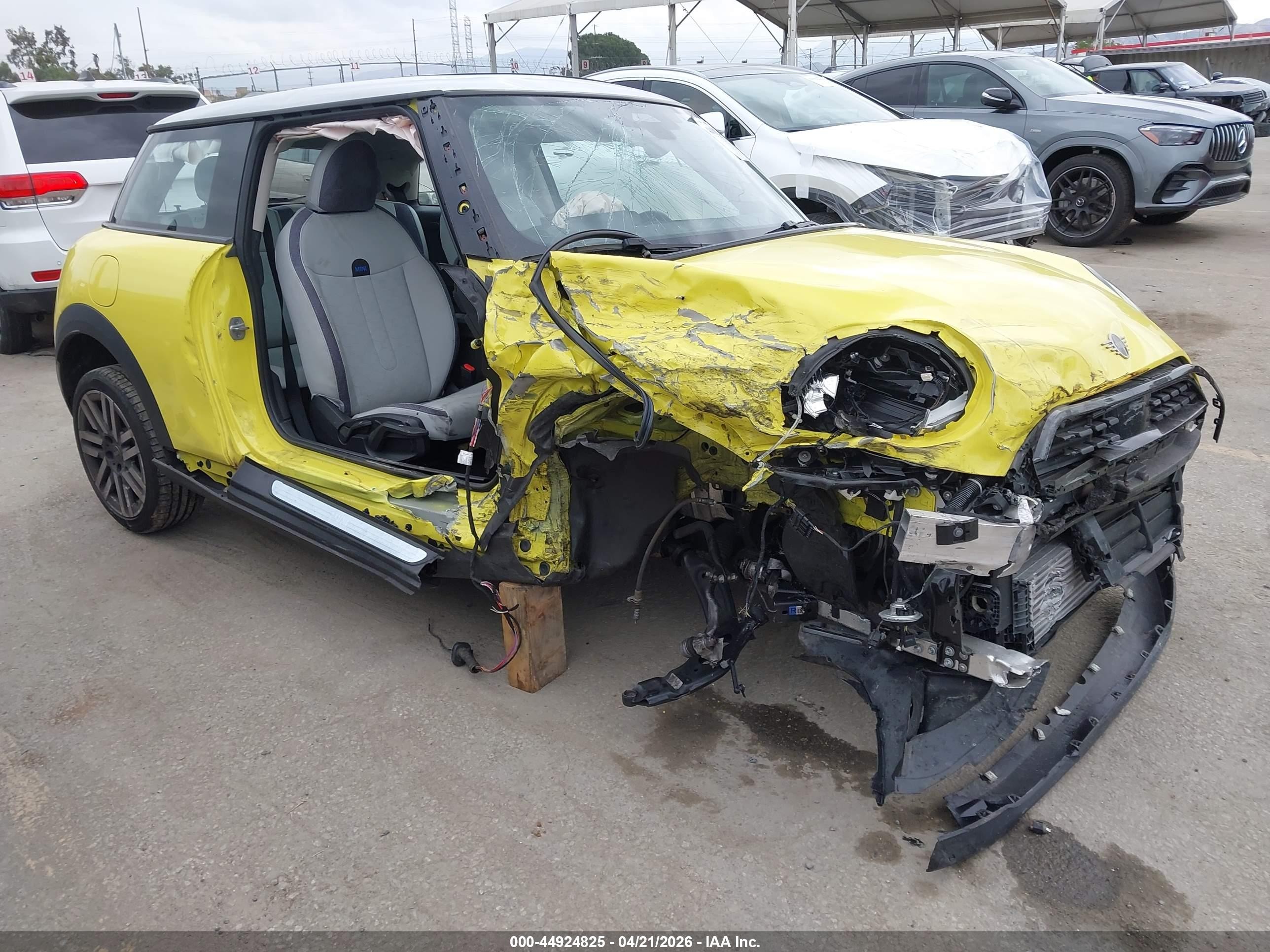 2025 MINI Hardtop Cooper, VIN WMW13GD05S2W53037 — Перед