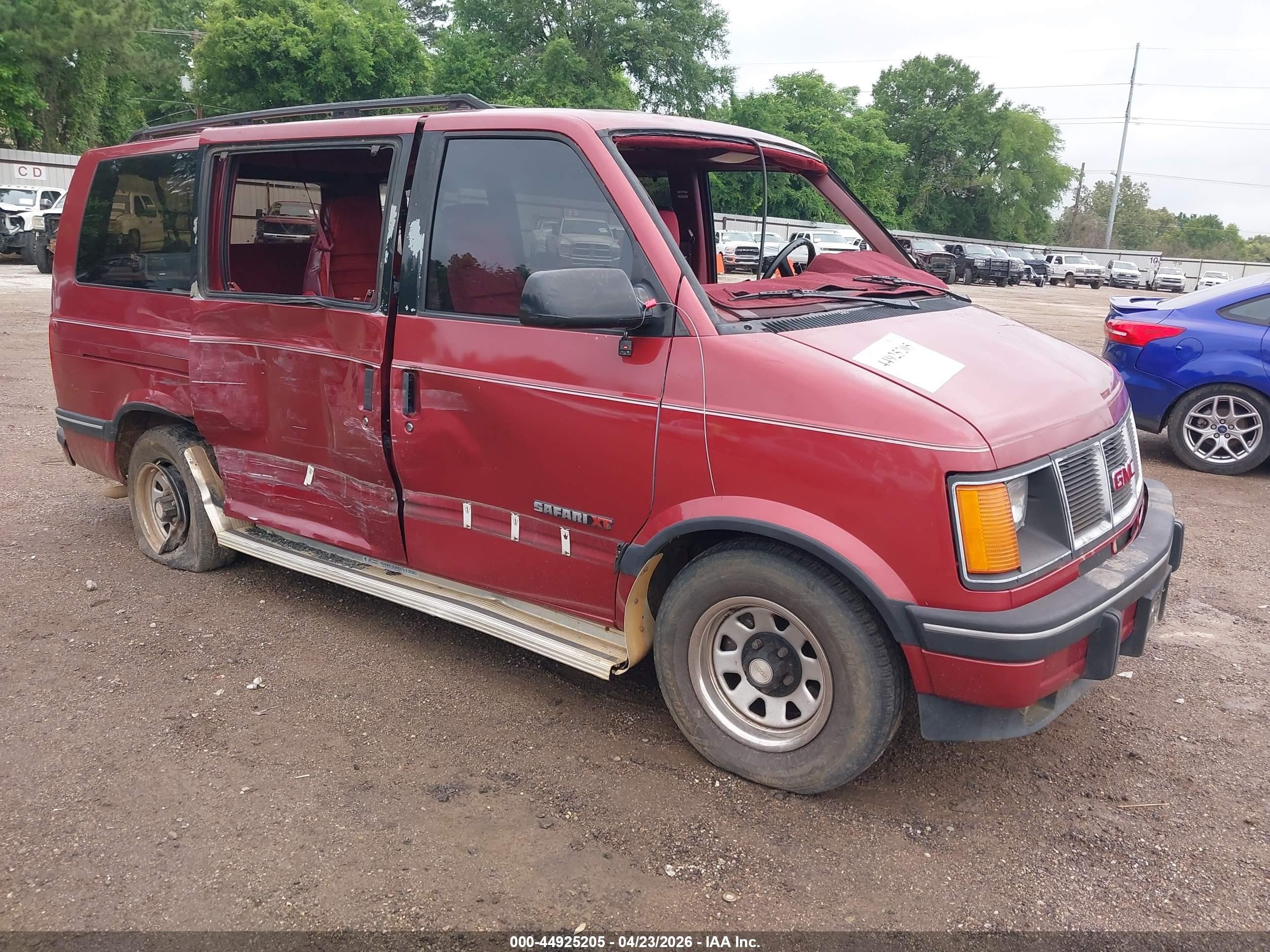 1992 GMC Safari, VIN 1GKDM19Z9NB518797 — All over