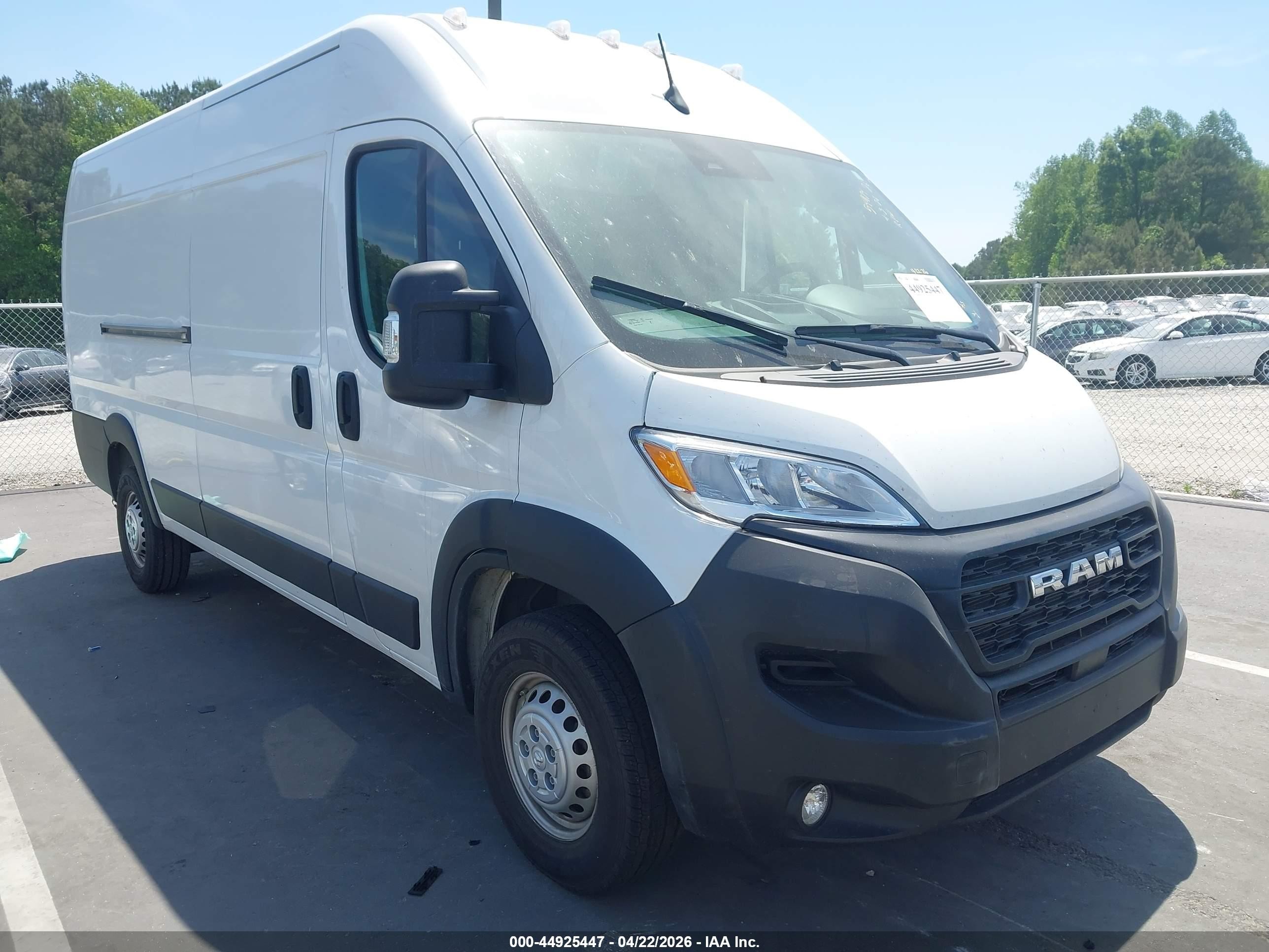 2026 Ram ProMaster Cargo, VIN 3C6MRVJG1TE163842 — Бок