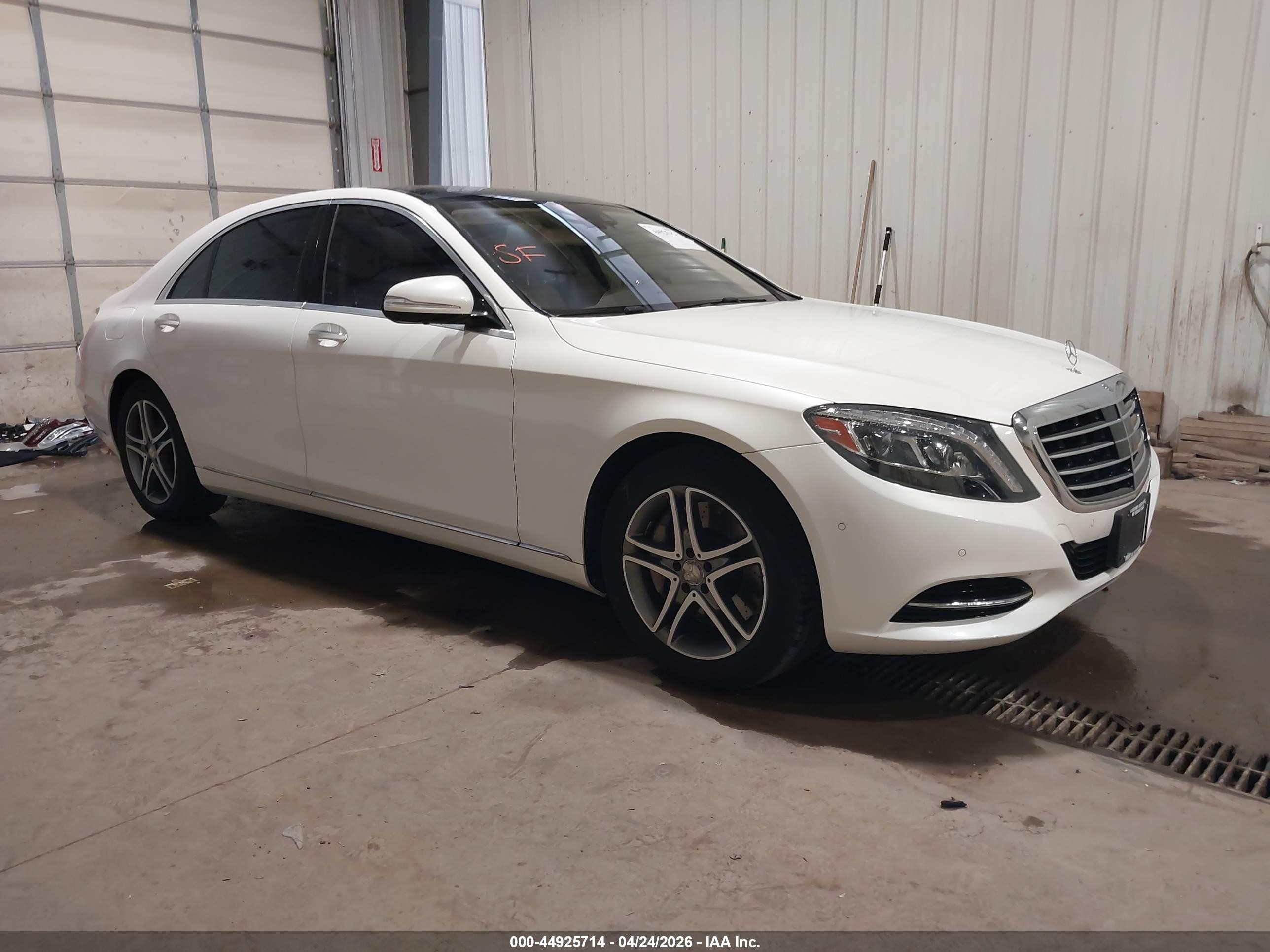 2016 Mercedes-Benz S 550, VIN WDDUG8FB7GA206866 — Зад