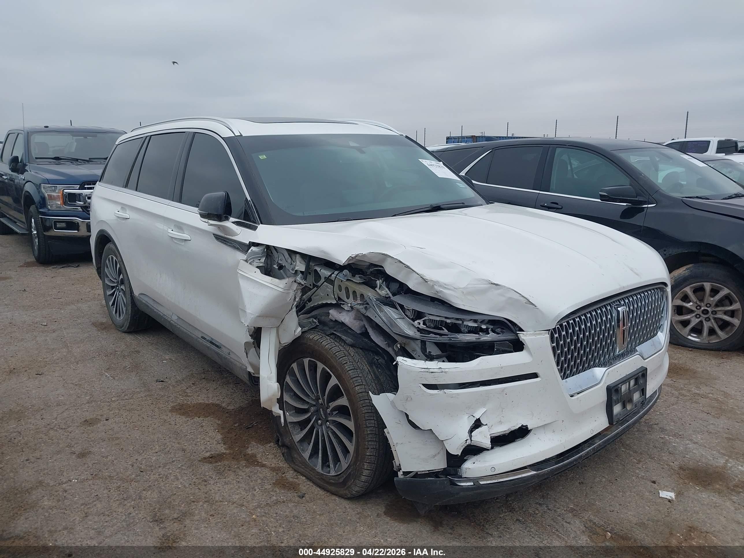 2023 Lincoln Aviator Standard, VIN 5LM5J6WC7PGL18439 — Front end