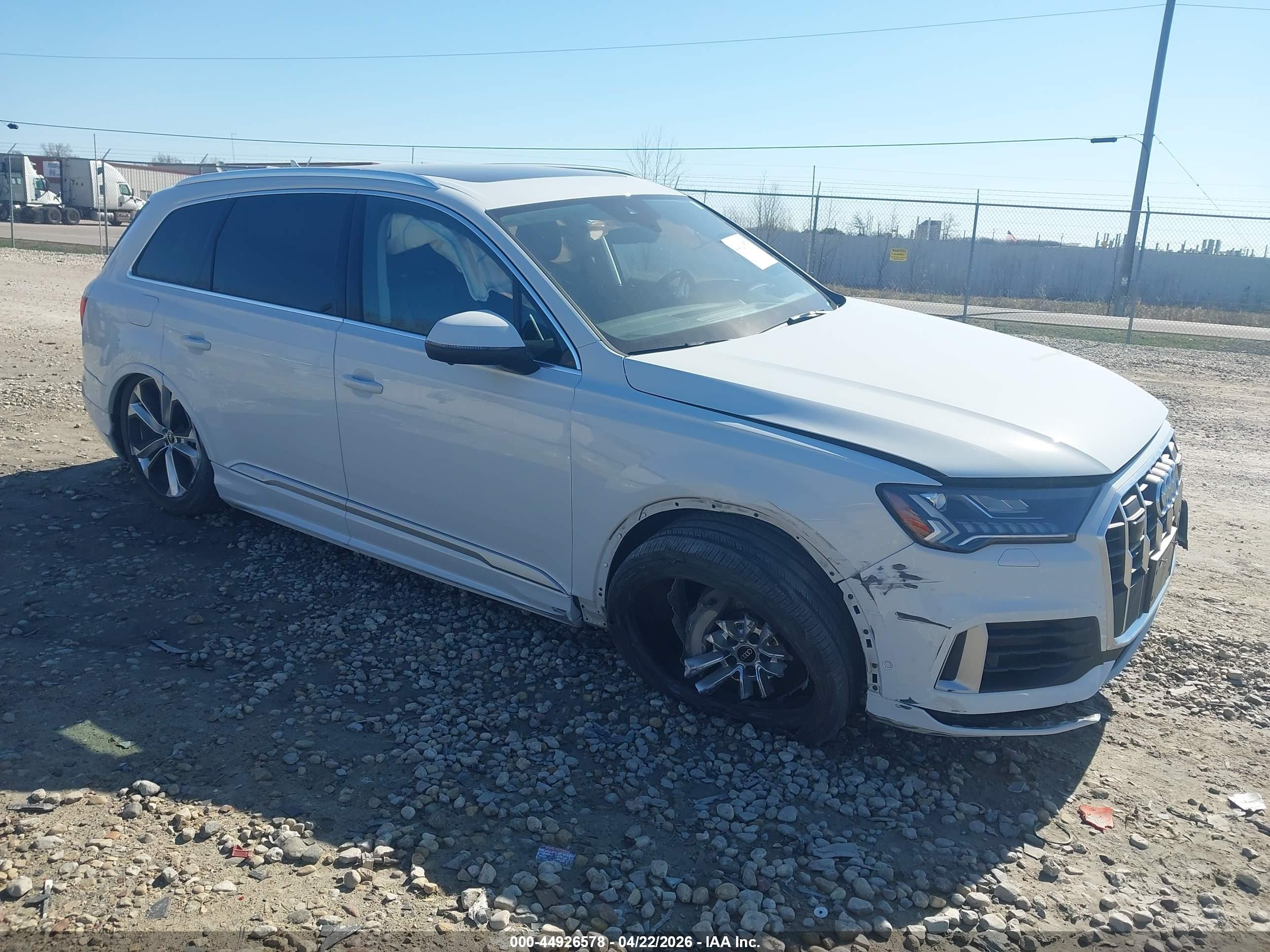2021 Audi Q7 Prestige, VIN WA1VXAF75MD023682 — Бок