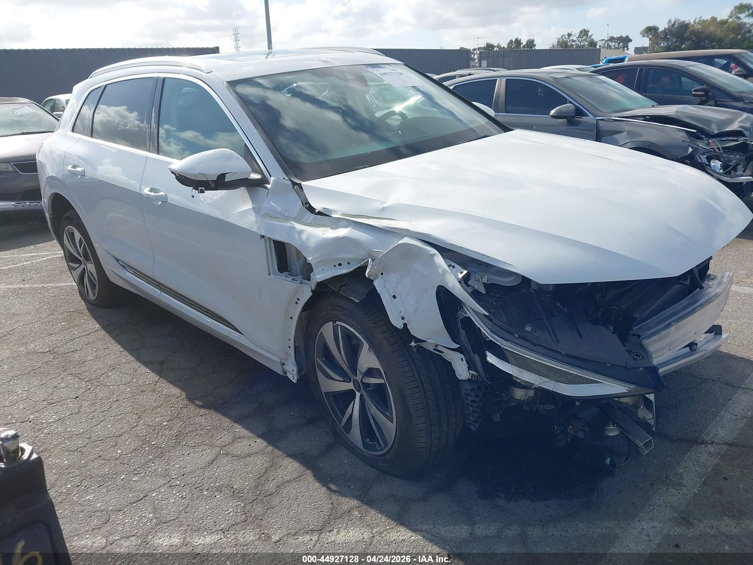 2024 Audi Q8 e-tron Premium Plus, VIN WA15AAGE2RB008817 — Перед