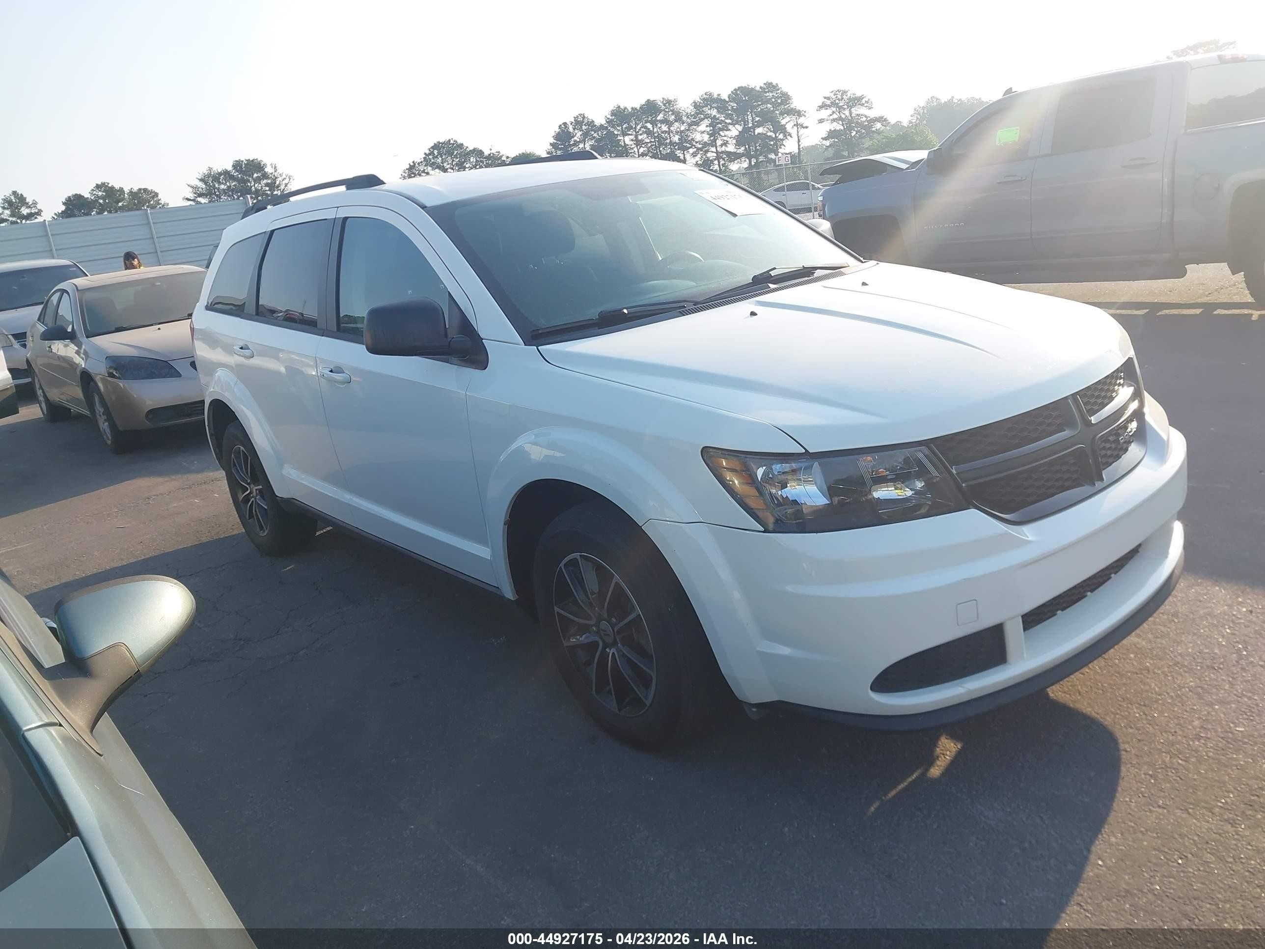 2018 Dodge Journey SE, VIN 3C4PDCAB1JT253773 — Front end