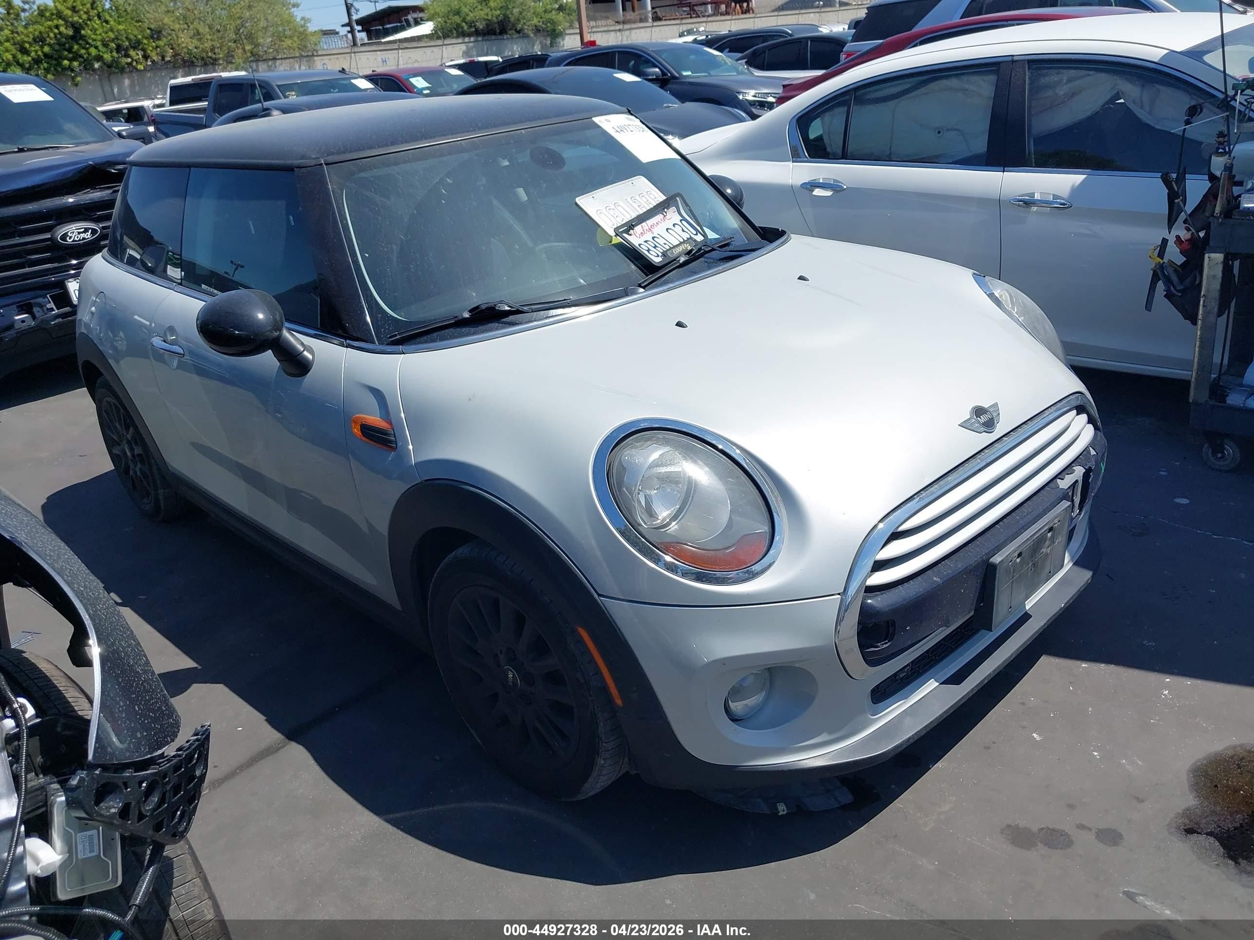 2015 MINI Hardtop, VIN WMWXM5C55FT937695 — Перед