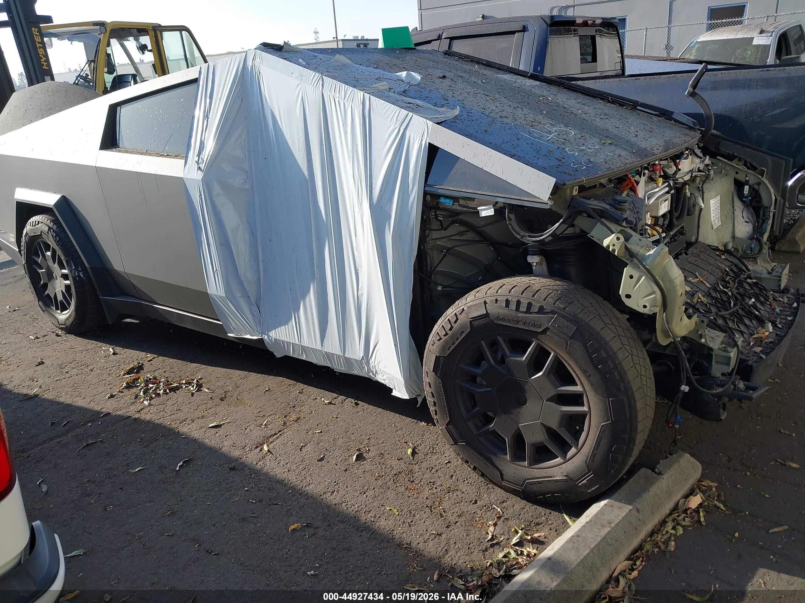 2024 Tesla Cybertruck, VIN 7G2CEHED1RA013793 — Front end