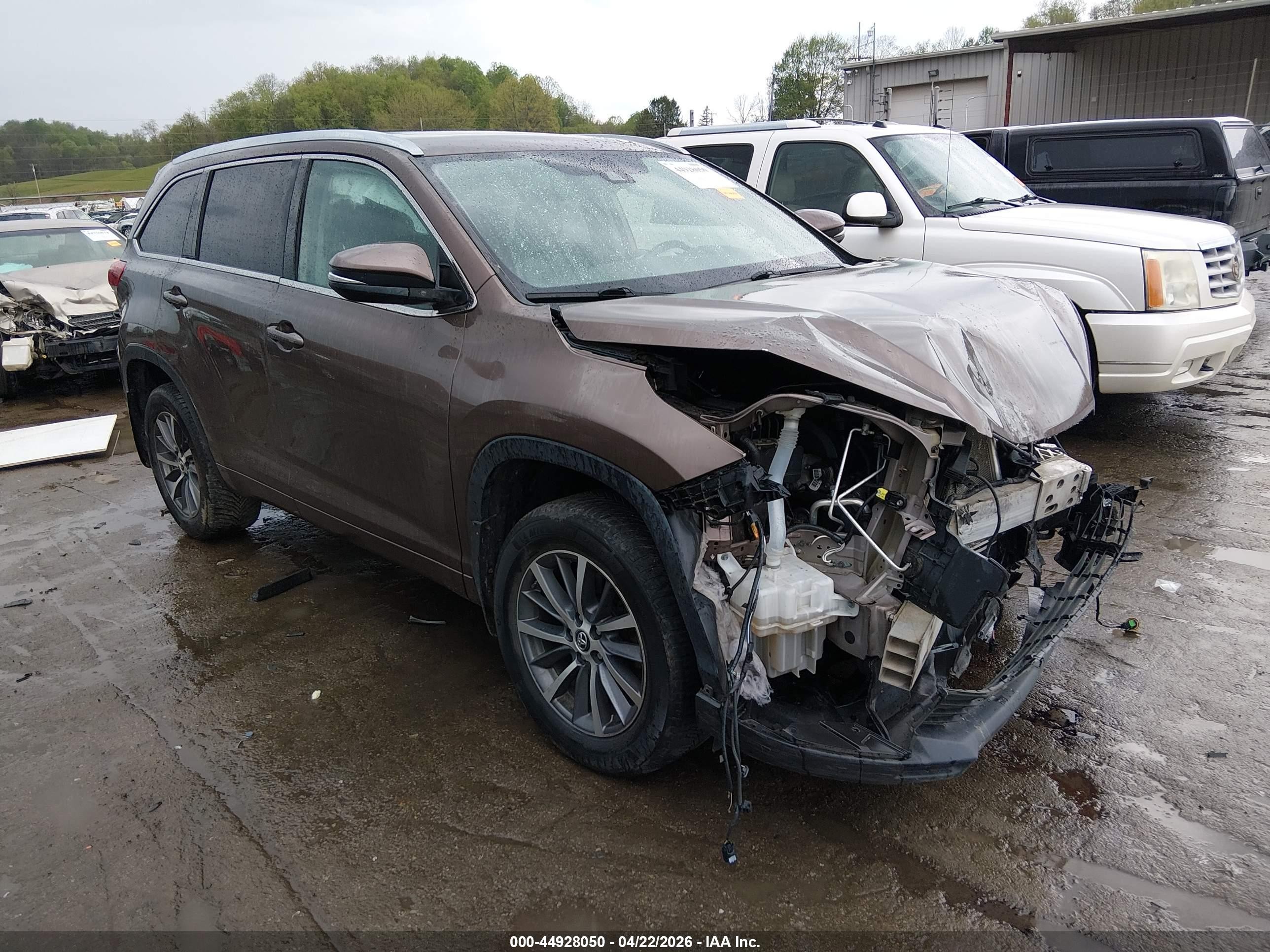 2018 Toyota Highlander XLE, VIN 5TDJZRFH7JS866546 — Front end