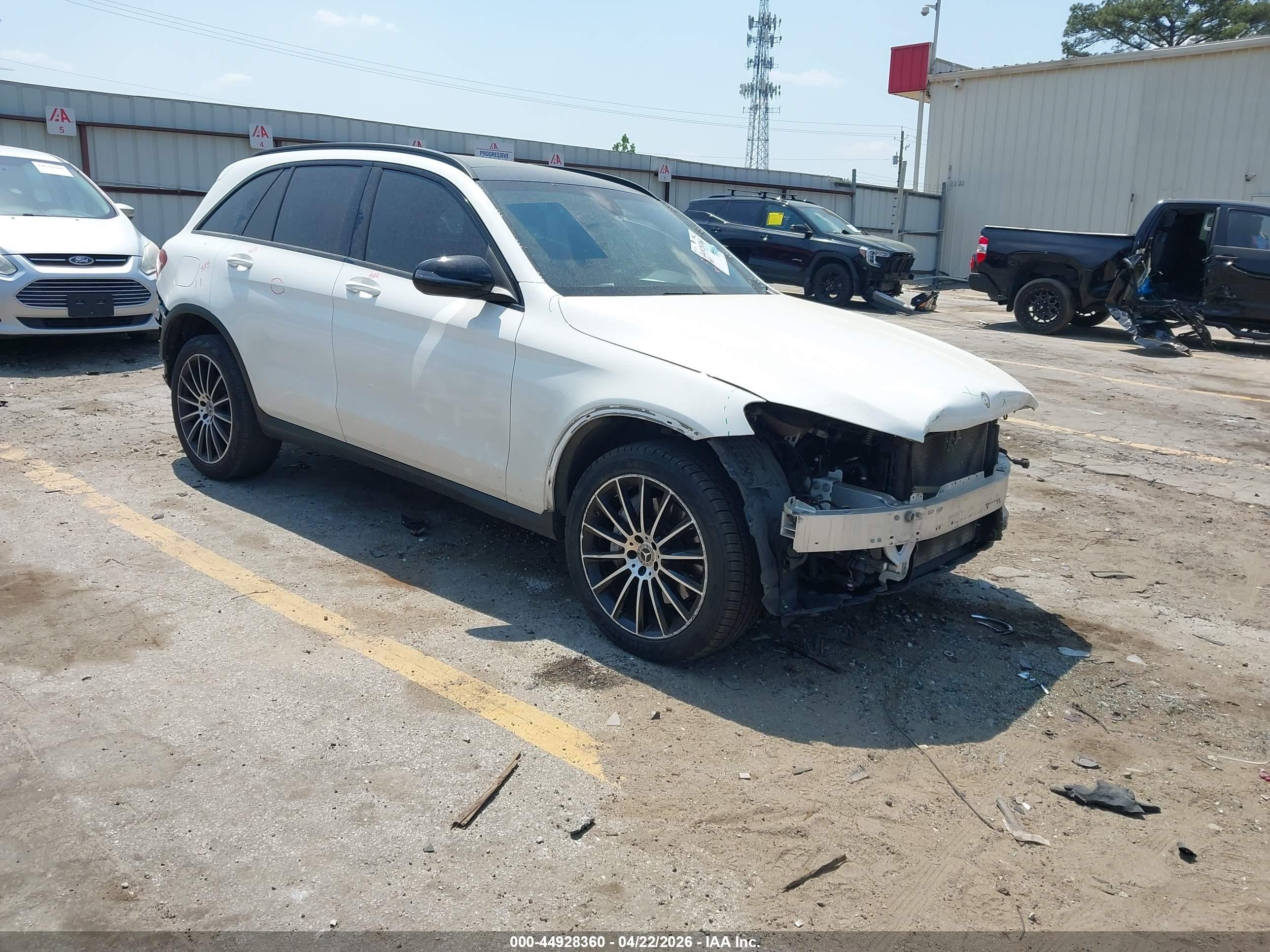 2019 Mercedes-Benz GLC 300, VIN WDC0G4JB4KV166198 — Front end