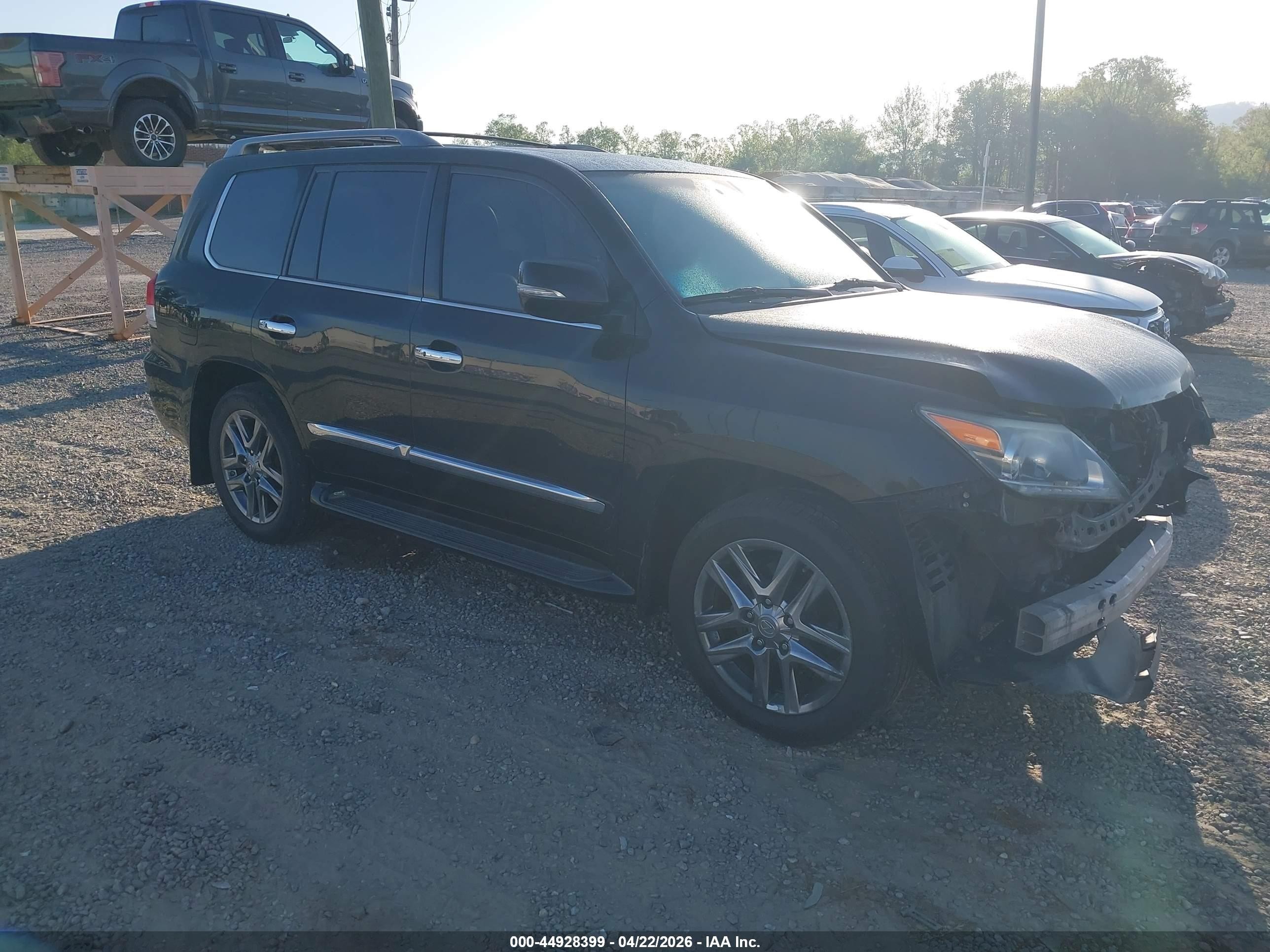 2013 Lexus LX 570, VIN JTJHY7AX3D4128602 — Перед
