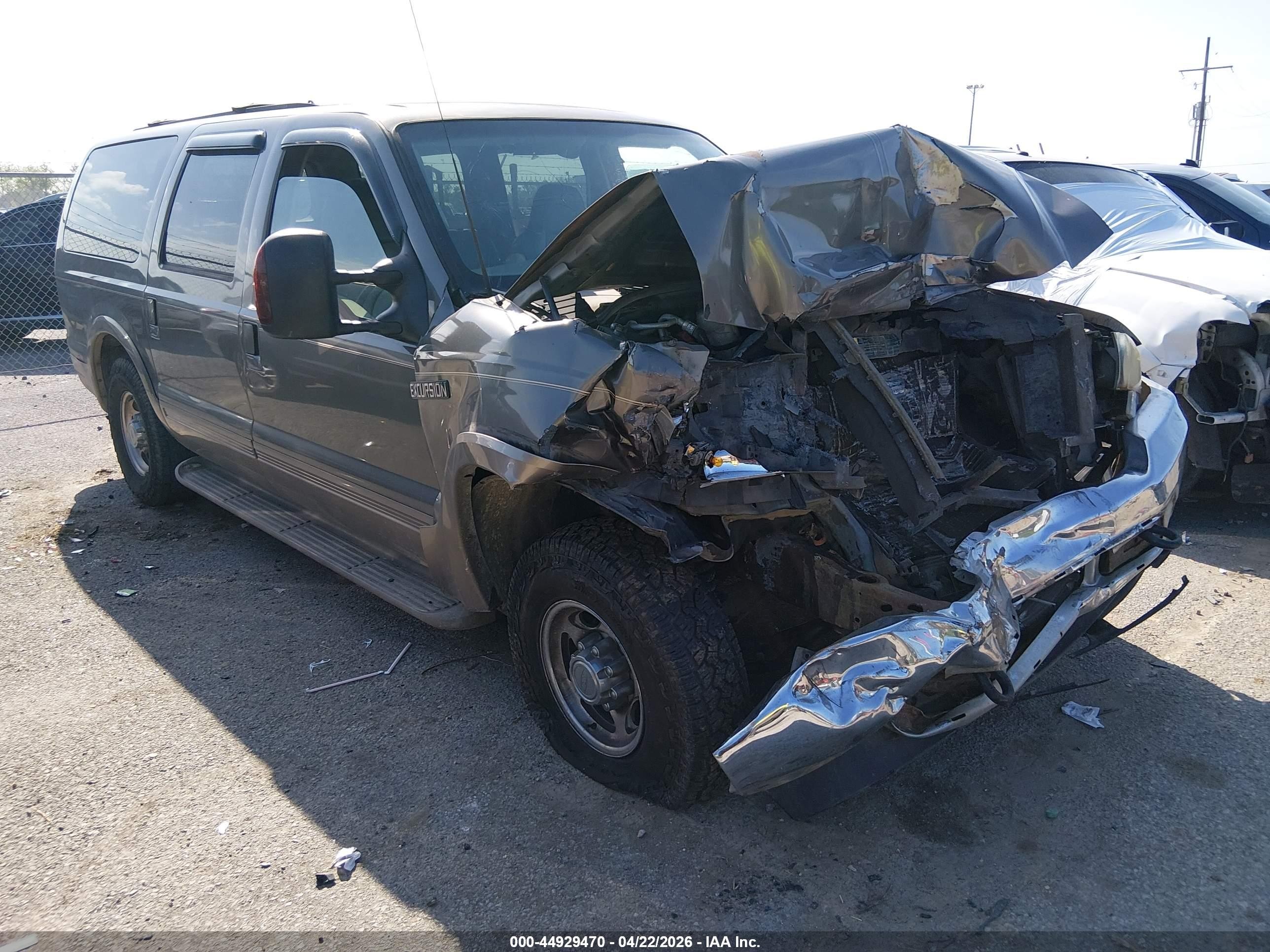 2003 Ford Excursion, VIN 1FMNU44SX3EC62317 — Front end