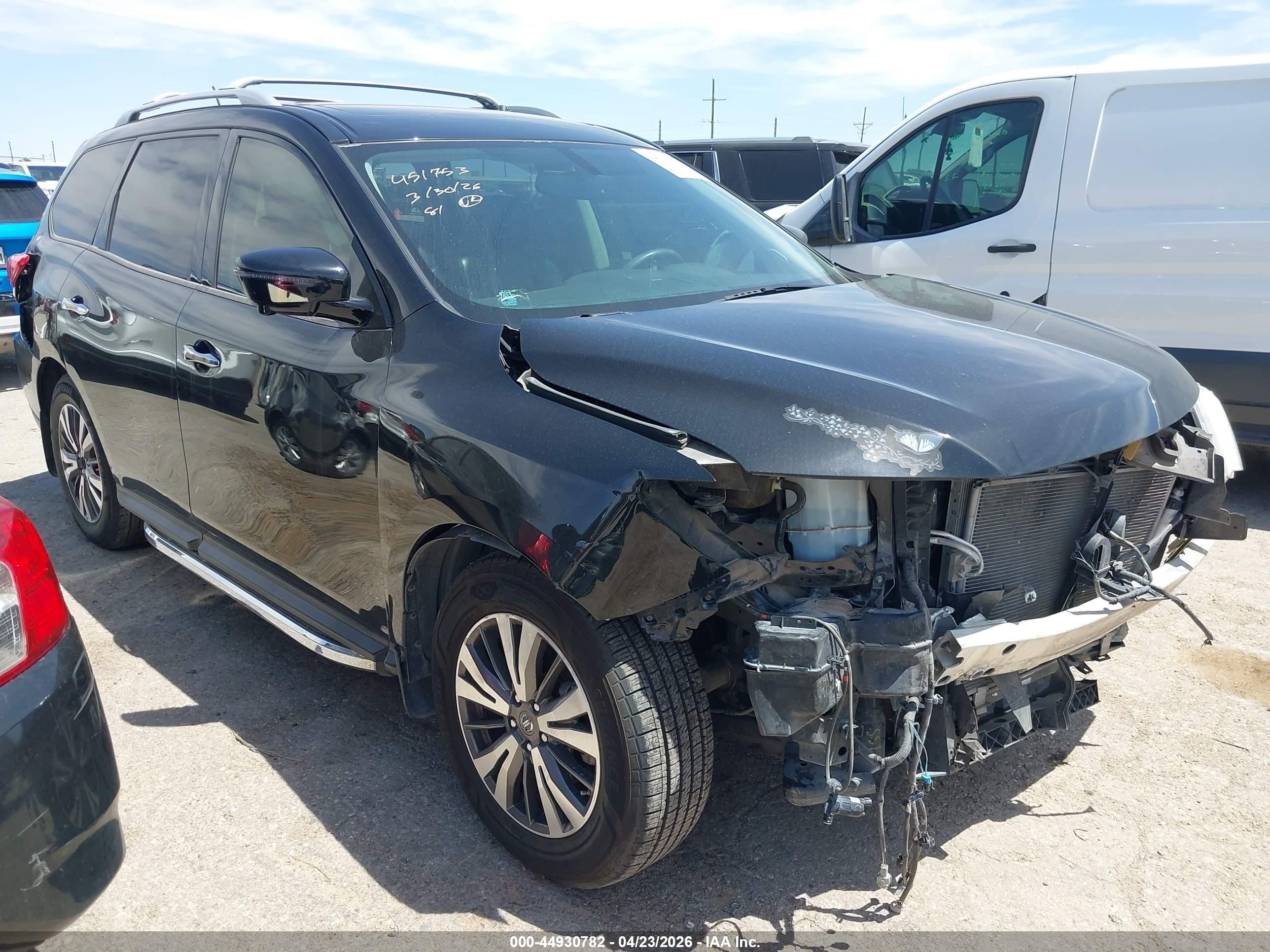 2017 Nissan Pathfinder SV, VIN 5N1DR2MN8HC656929 — Перед