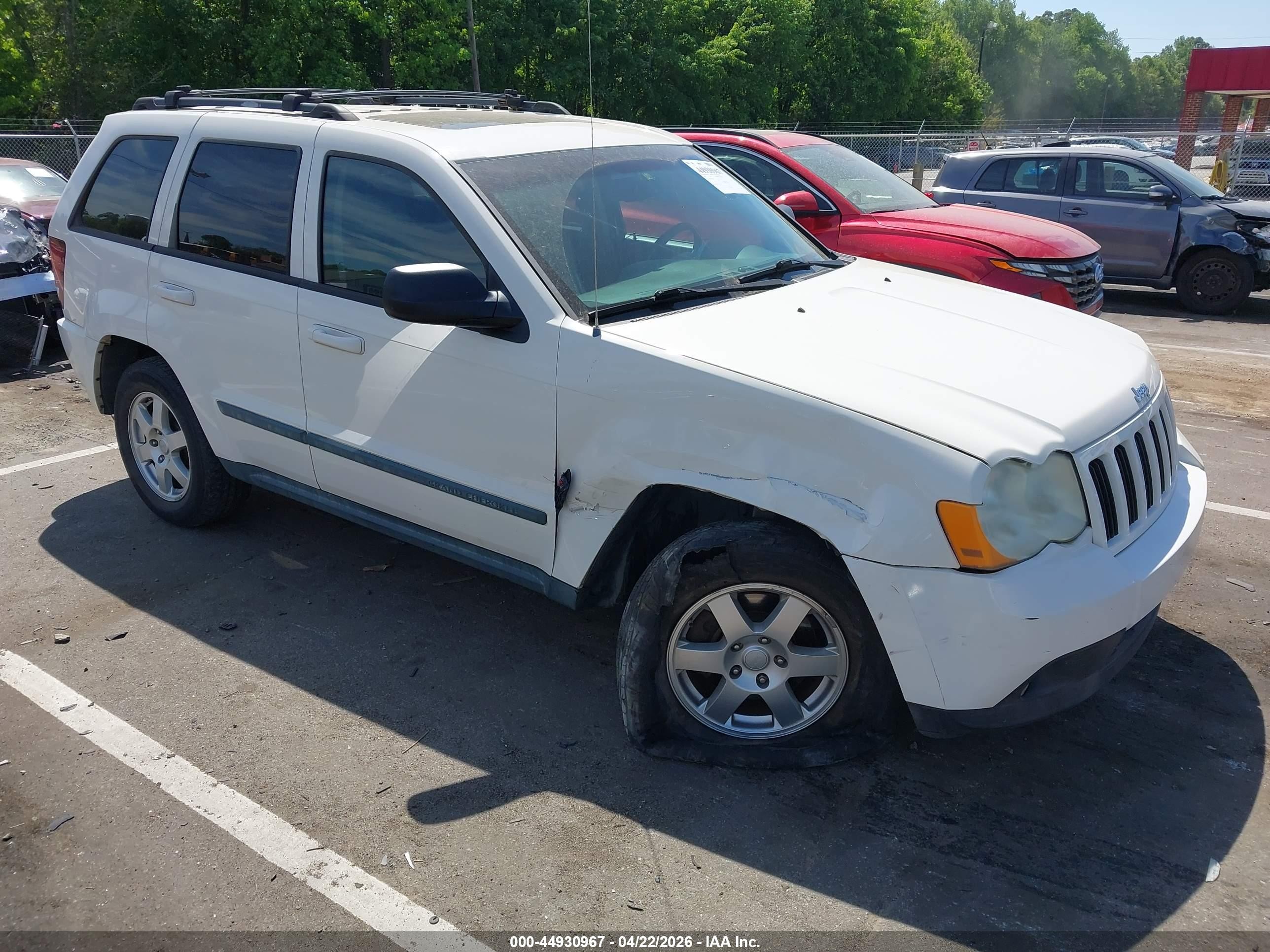 2009 Jeep Grand Cherokee Laredo, VIN 1J8GR48K09C533441 — Front end