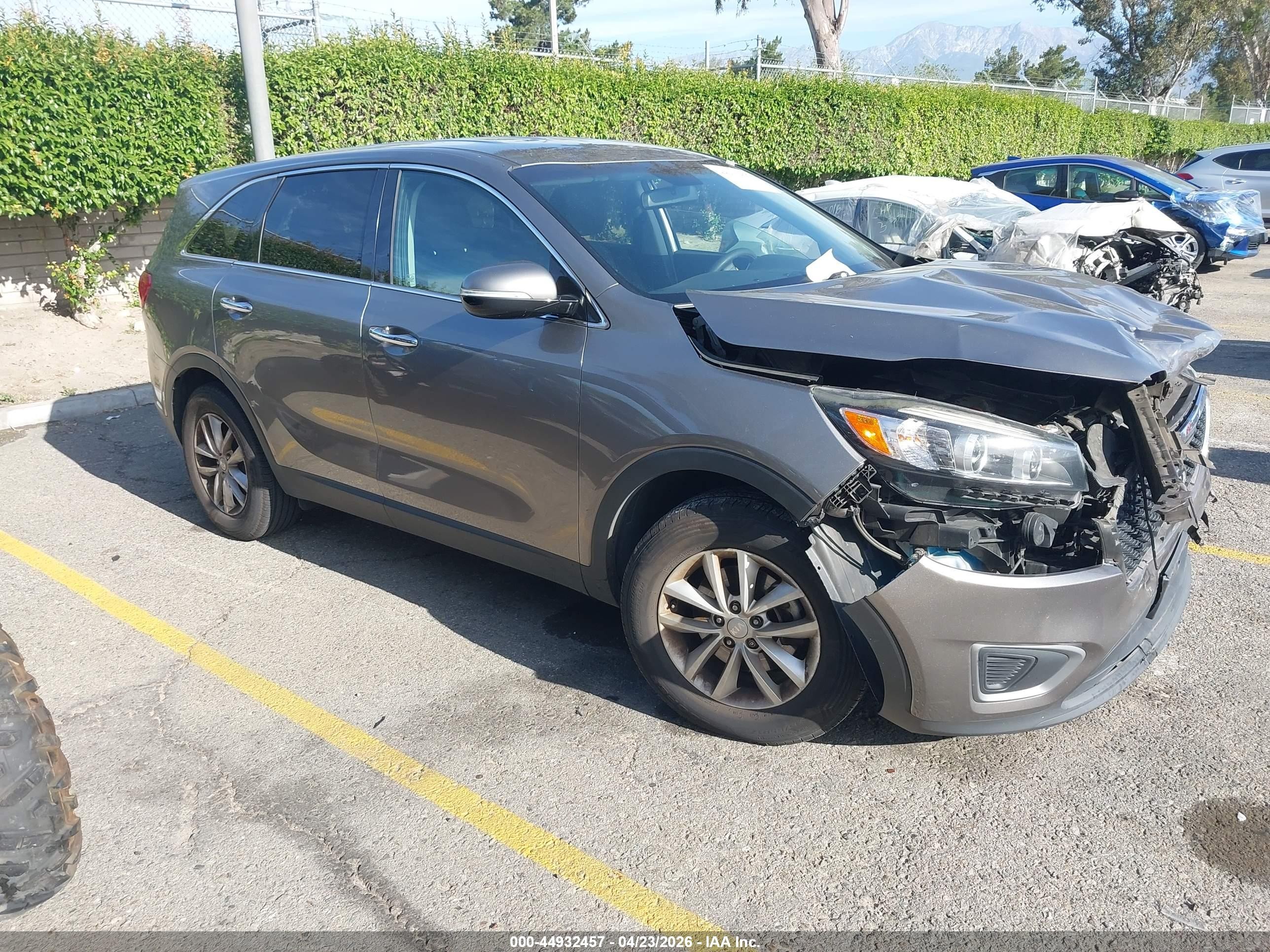 2016 Kia Sorento LX, VIN 5XYPG4A39GG172610 — Front end