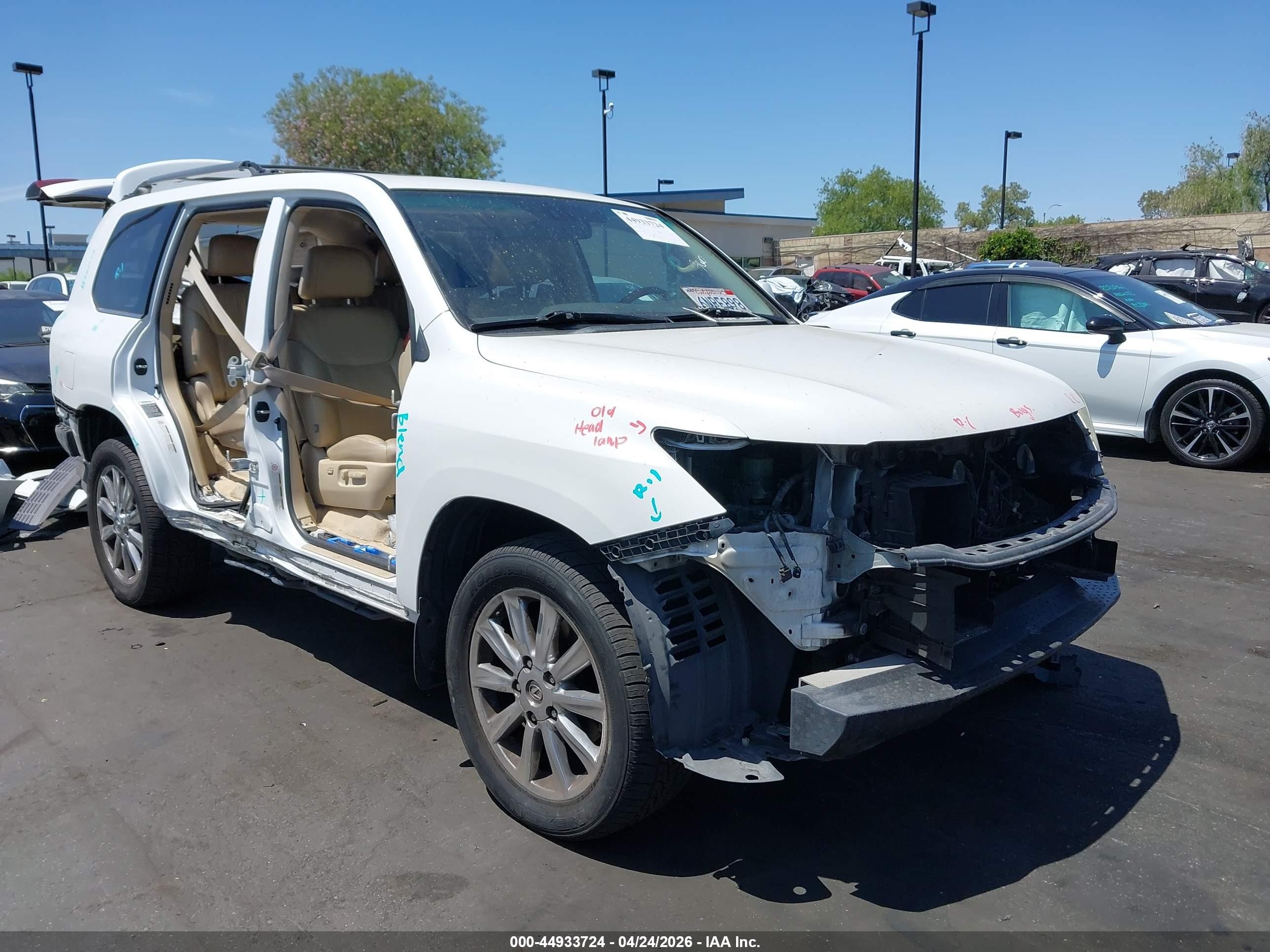2010 Lexus LX 570, VIN JTJHY7AX8A4052497 — Бок