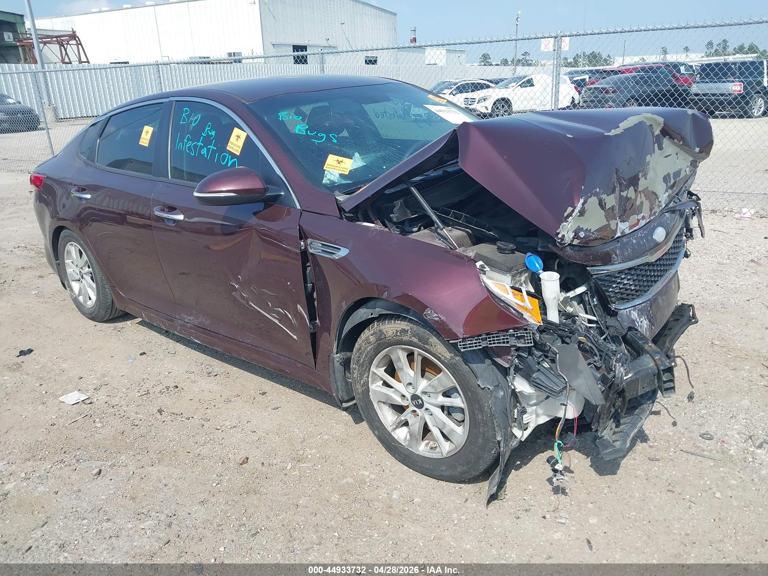 2018 Kia Optima S, VIN 5XXGT4L38JG227715 — Бок