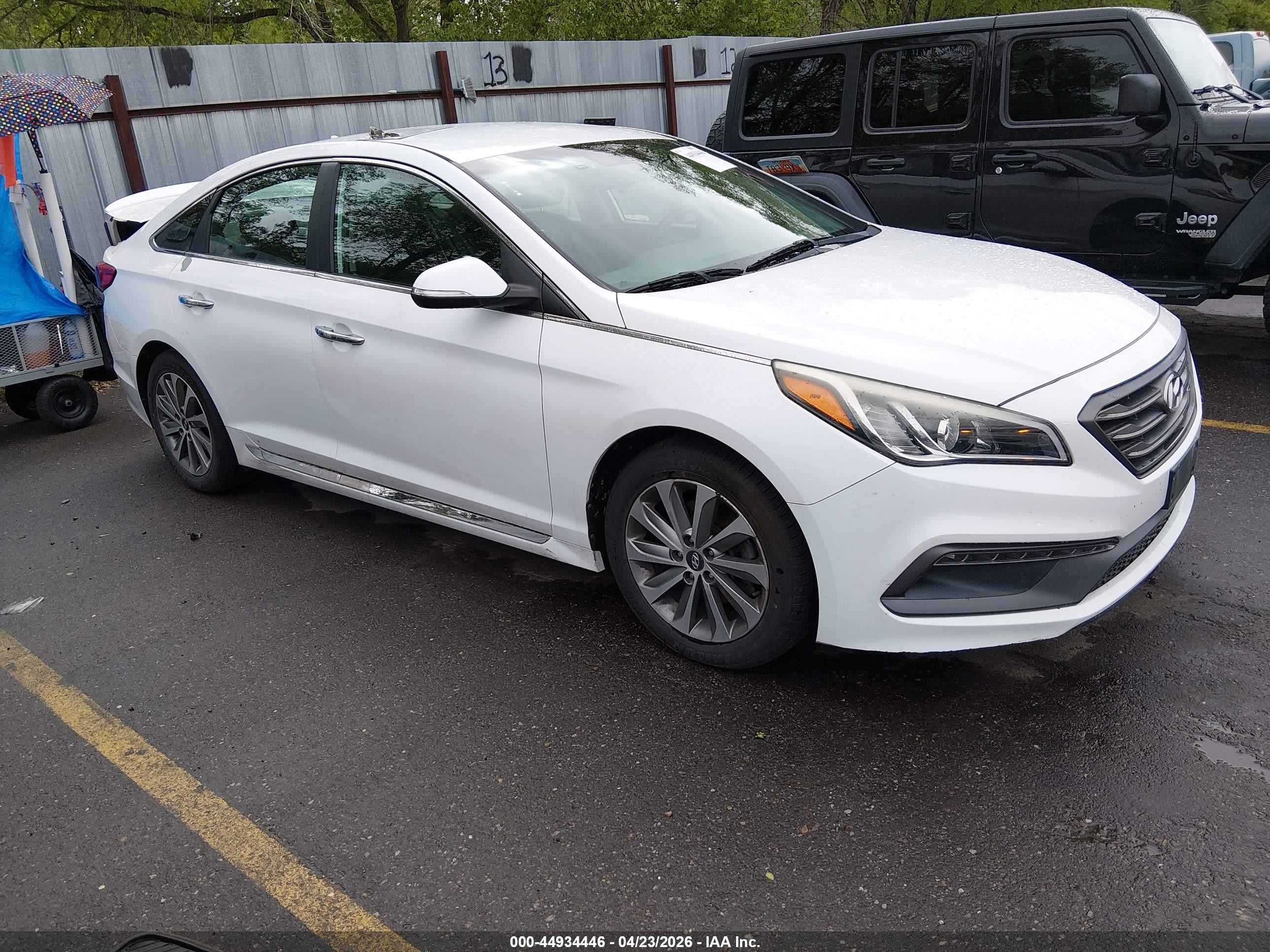 2016 Hyundai Sonata Sport, VIN 5NPE34AF5GH286531 — Rear end