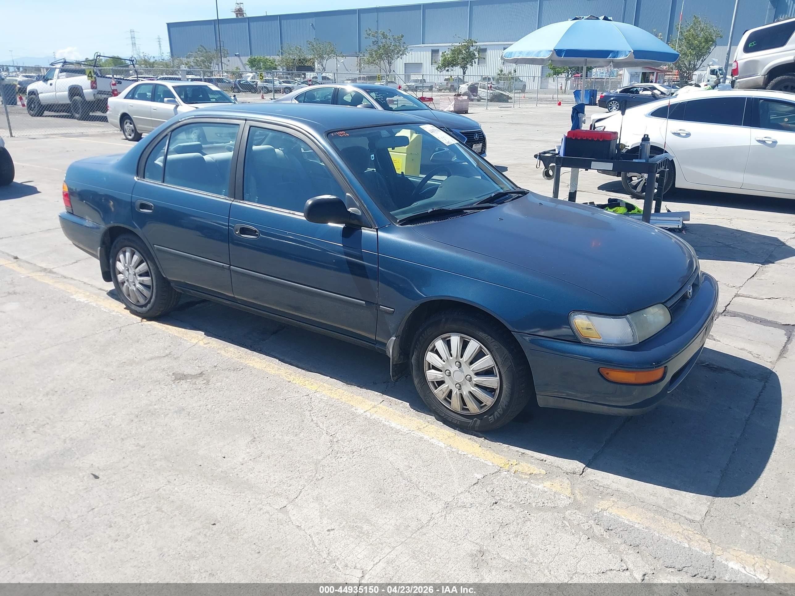 1994 Toyota Corolla Deluxe, VIN 1NXAE09B3RZ194325 — Side