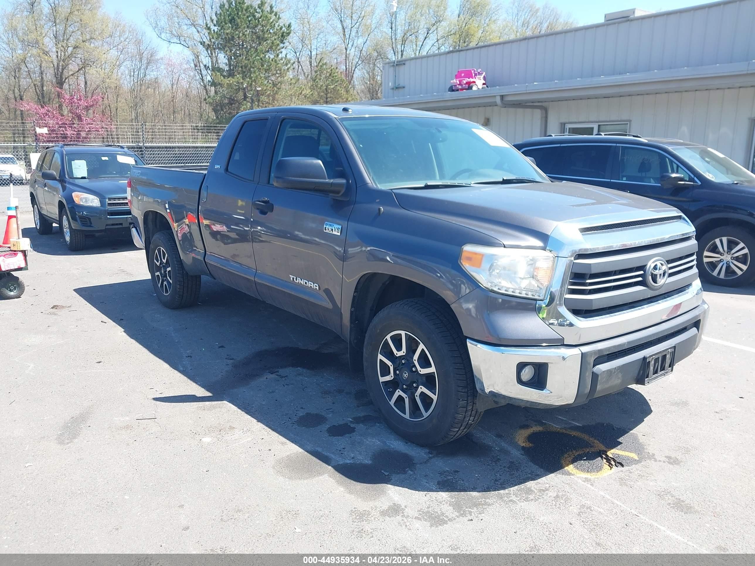 2015 Toyota Tundra SR5, VIN 5TFUY5F17FX424296 — Rear end