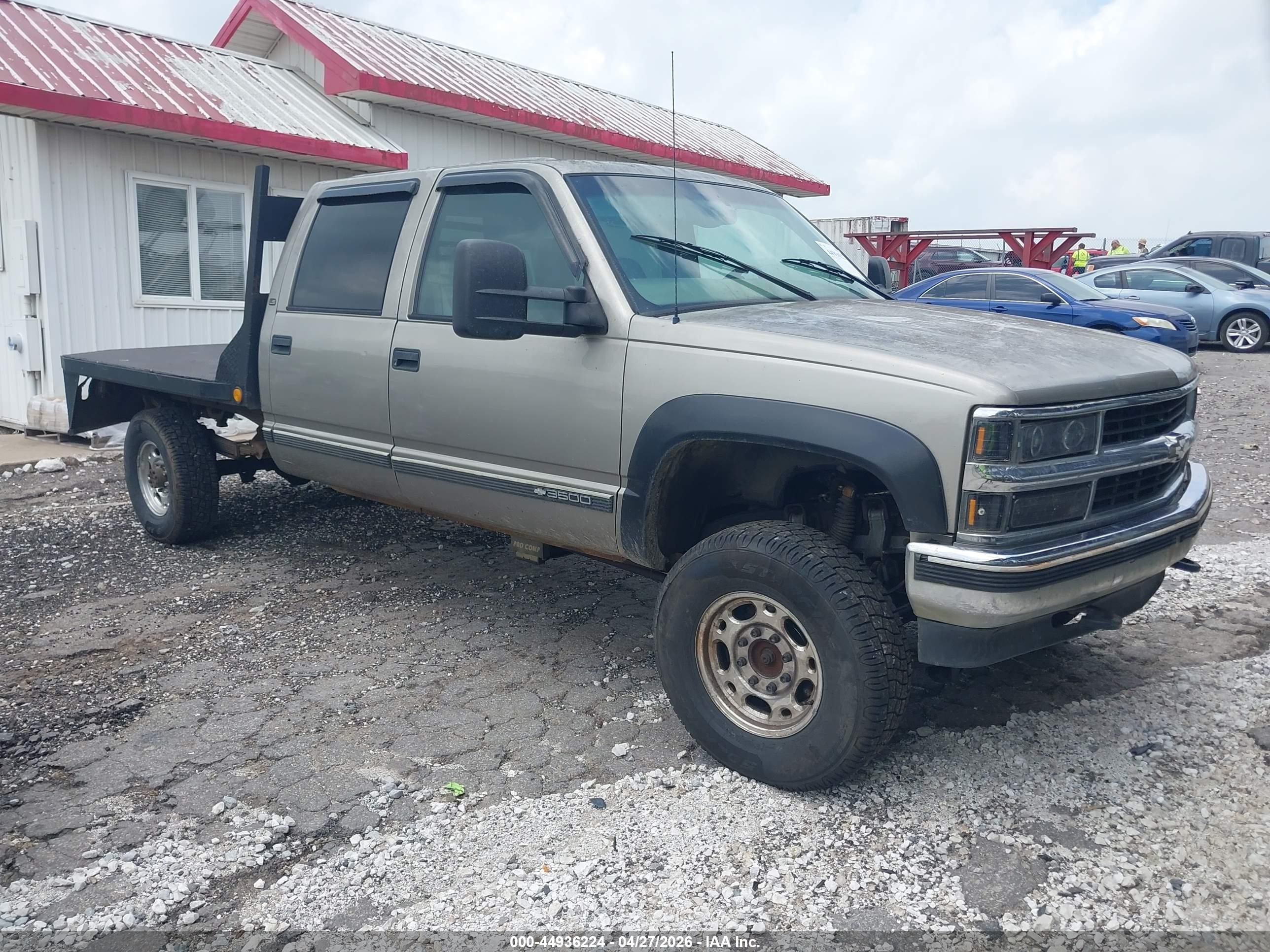 2000 Chevrolet Silverado 3500, VIN 1GCHK33R8YF515765 — Engine fire