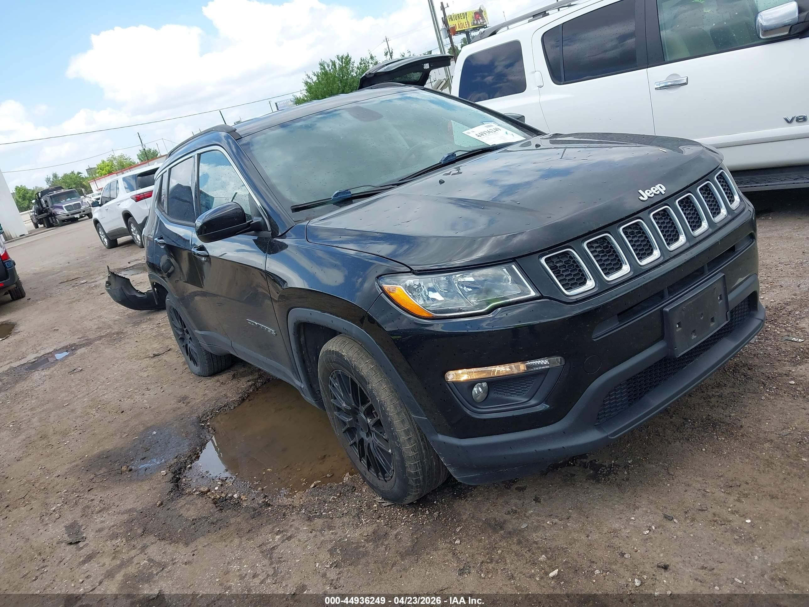 2018 Jeep Compass Latitude, VIN 3C4NJCBB8JT125318 — Rear end