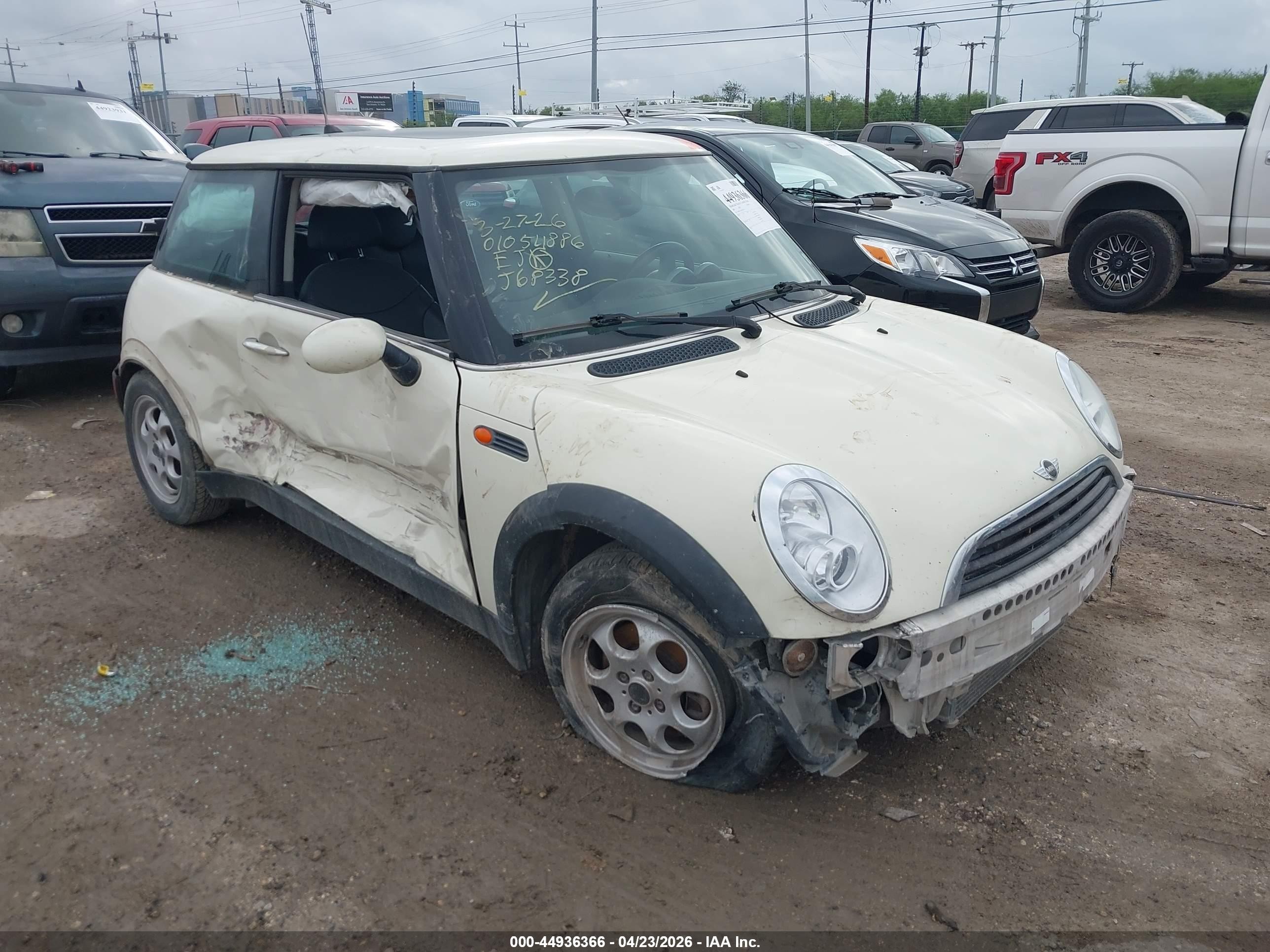 2005 MINI Hardtop, VIN WMWRC33465TJ68338 — Side