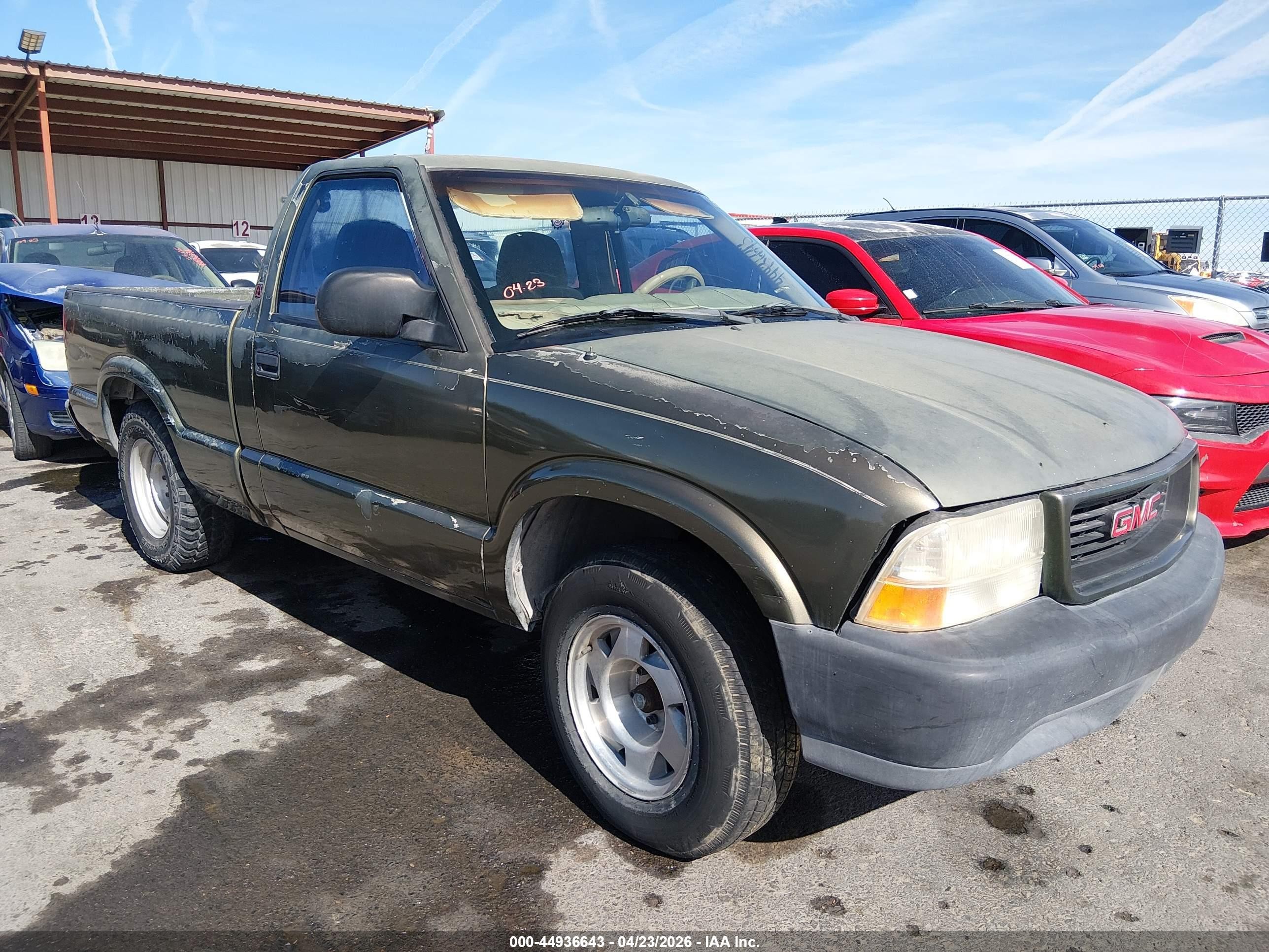 2001 GMC Sonoma SLS 1SE, VIN 1GTCS14501K180704 — Side