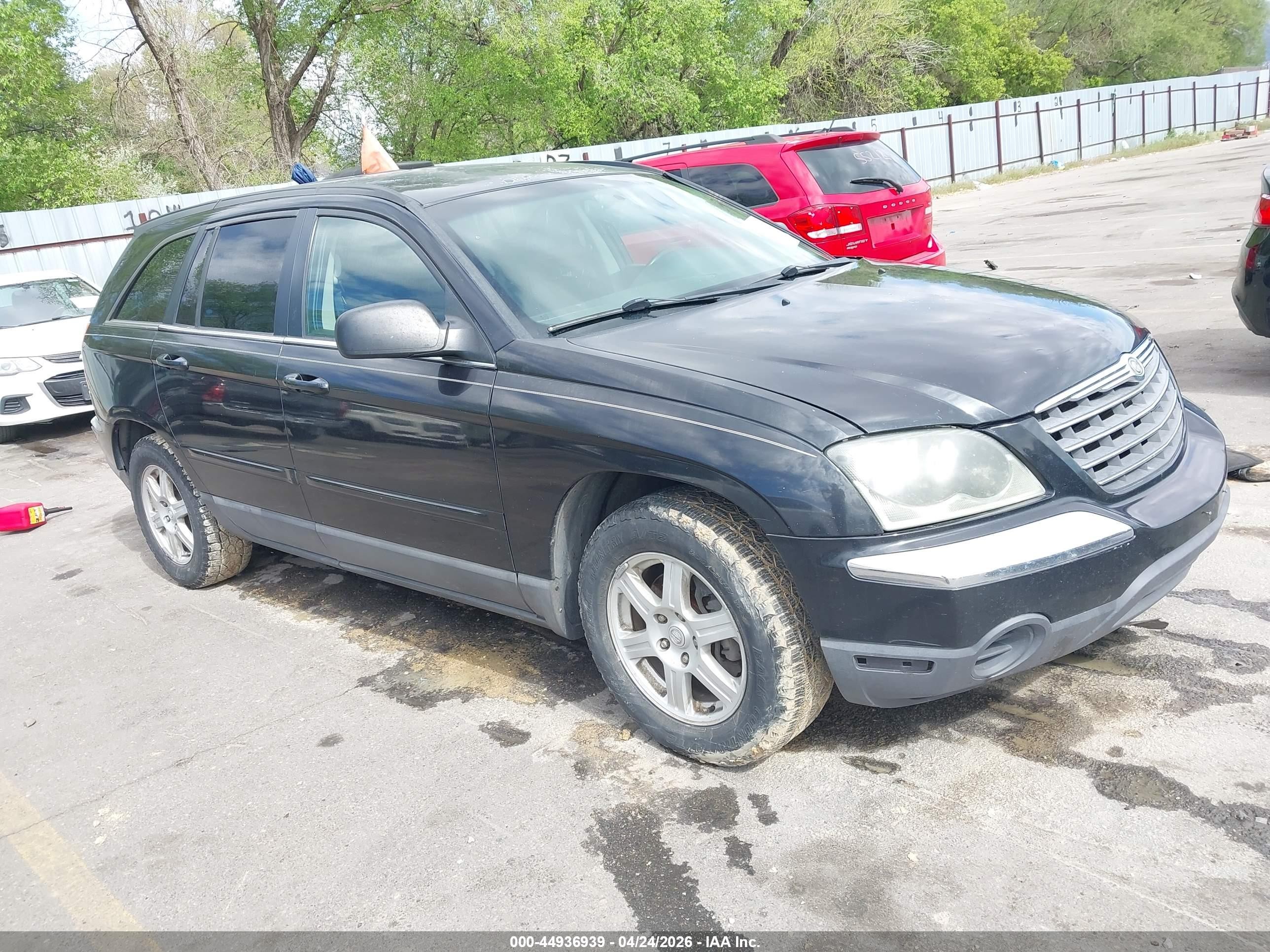 2006 Chrysler Pacifica Touring, VIN 2A4GM68436R831174 — Front end