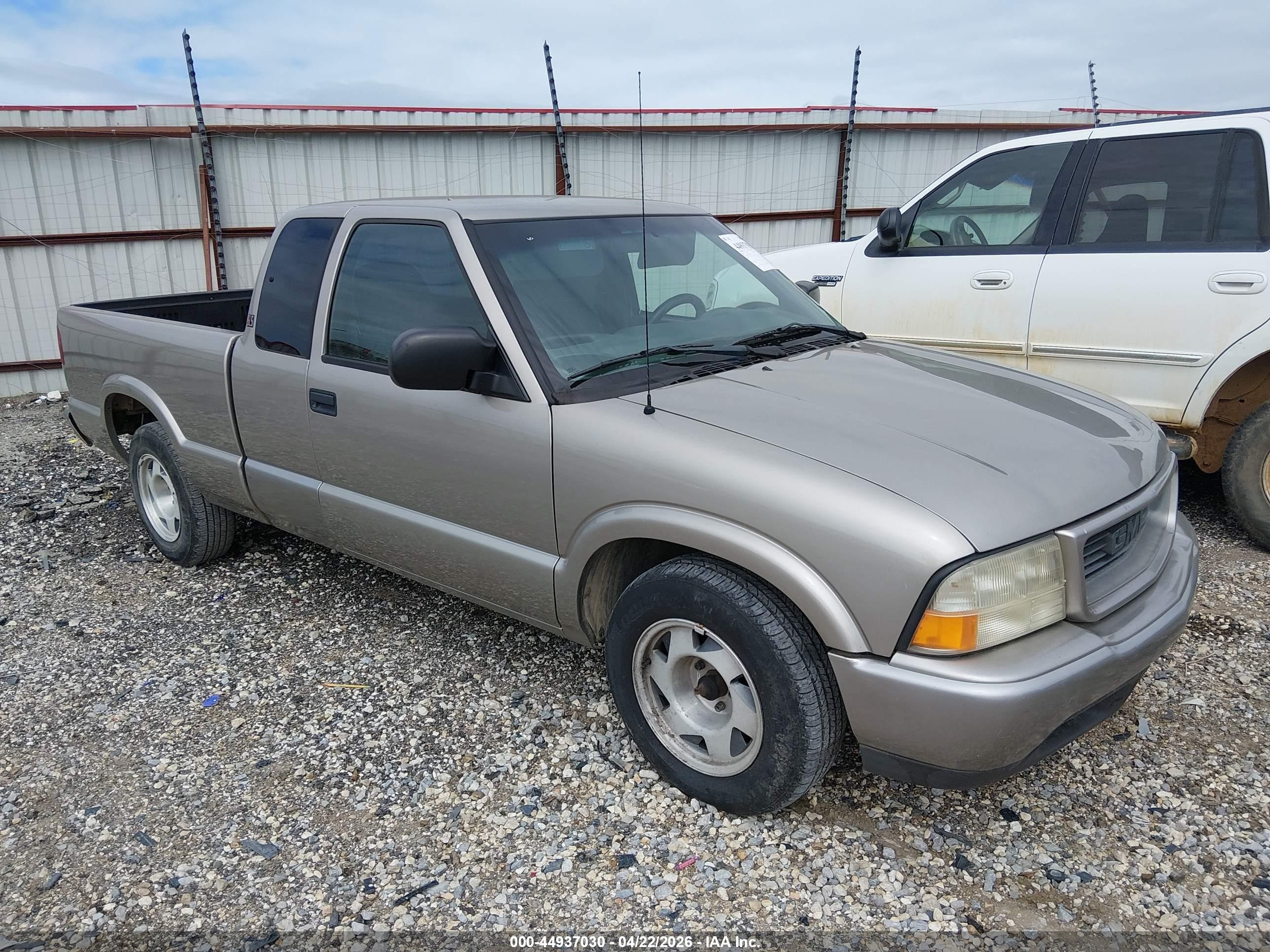 2000 GMC Sonoma SLS 1SG, VIN 1GTCS19W7Y8113283 — Normal wear