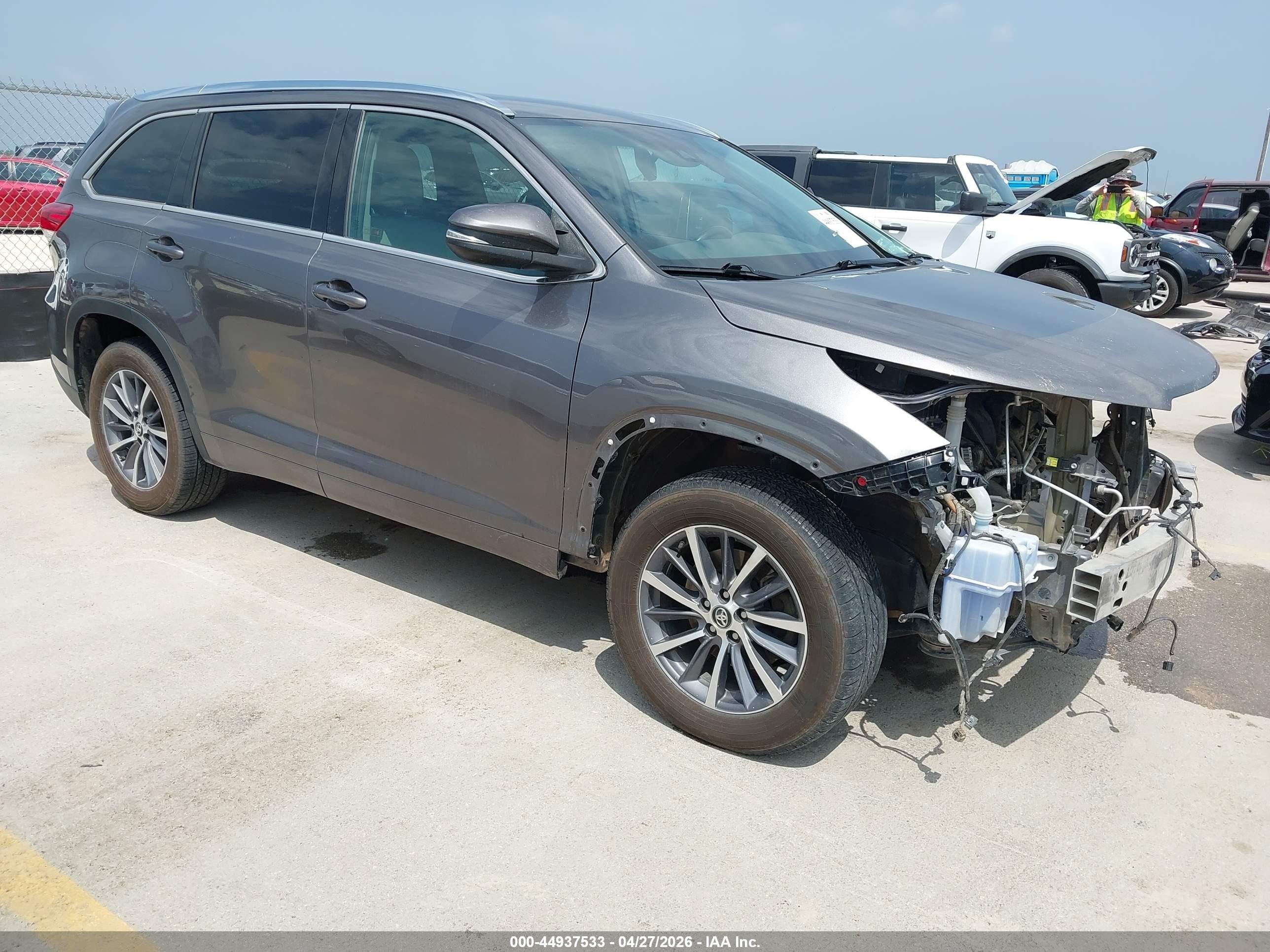 2018 Toyota Highlander XLE, VIN 5TDKZRFH6JS541004 — Front end