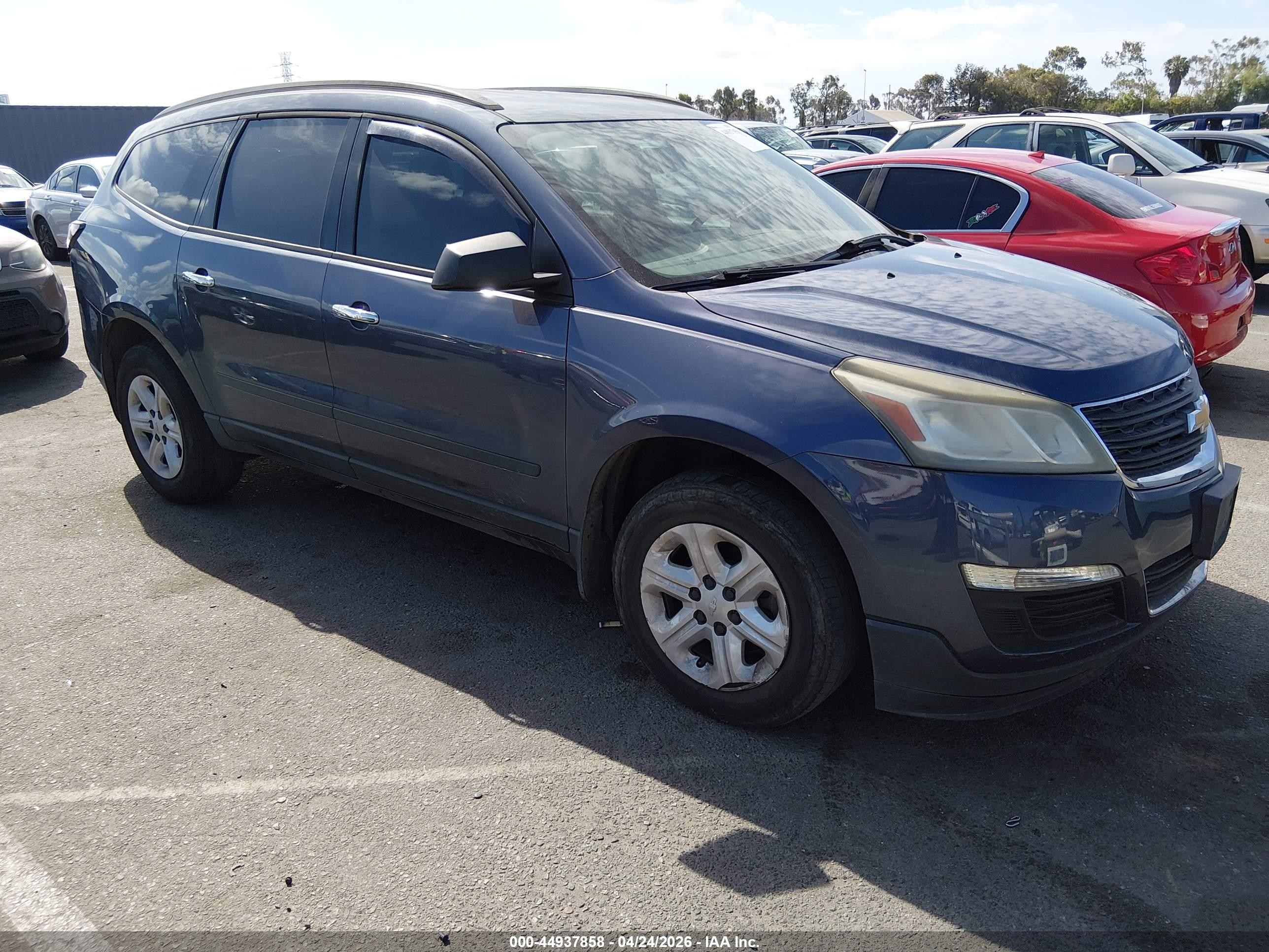 2014 Chevrolet Traverse LS, VIN 1GNKRFKDXEJ256527 — Side