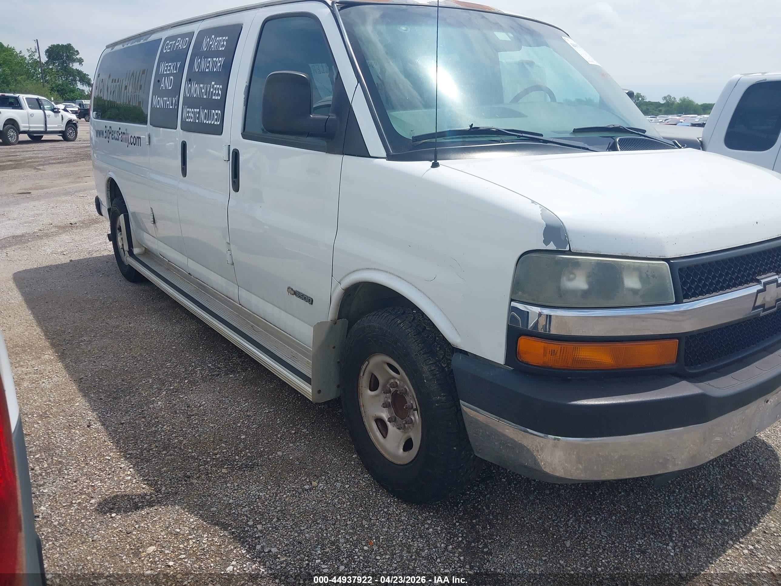 2004 Chevrolet Express Passenger, VIN 1GAHG39U441247228 — Normal wear